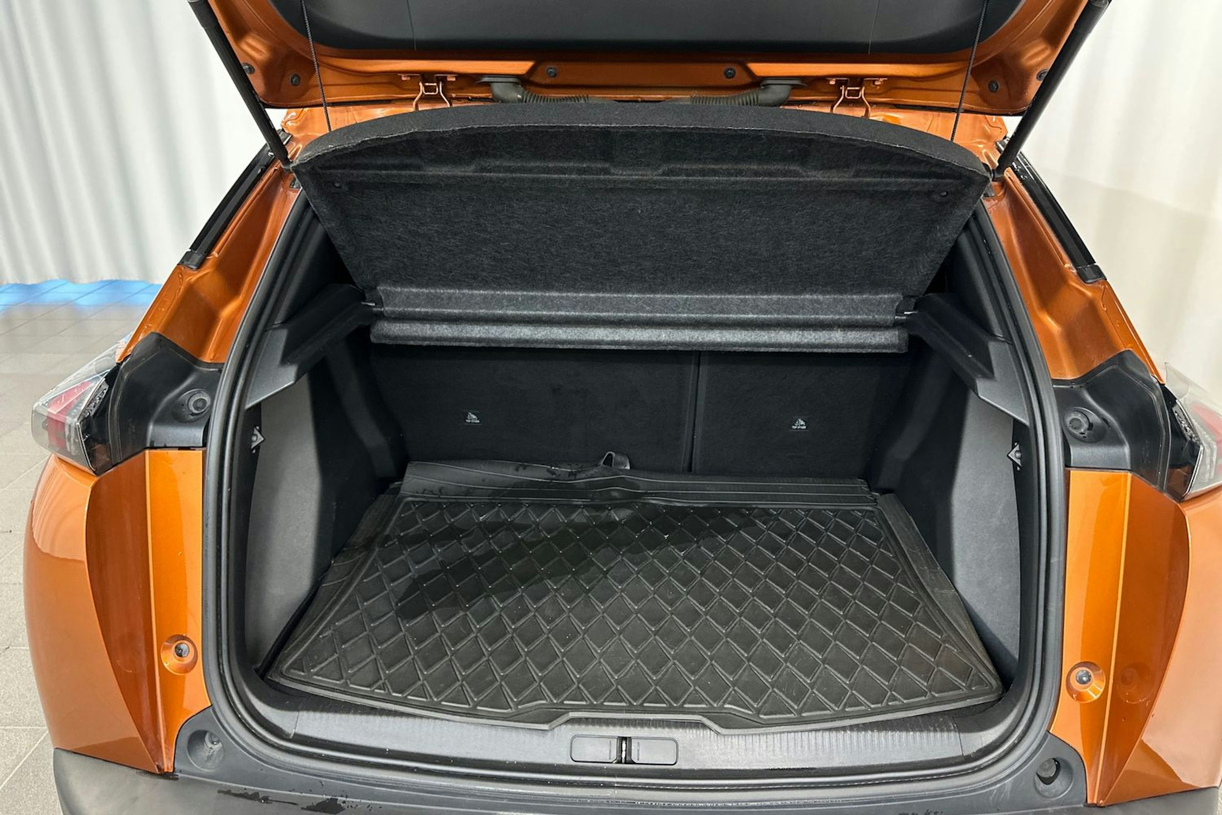 Oranssi Peugeot 2008 2020 kuva 14.