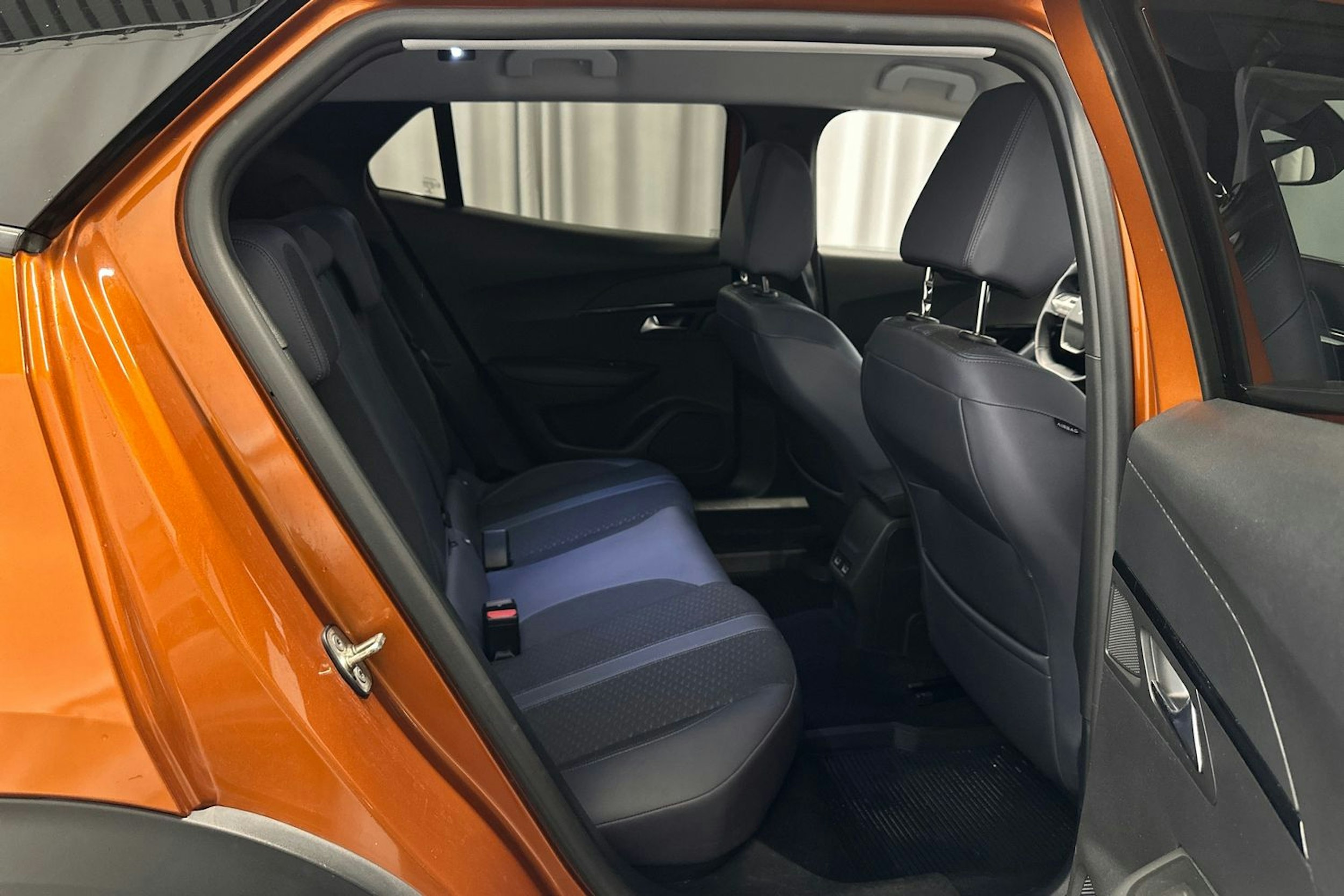 Oranssi Peugeot 2008 2020 kuva 15.