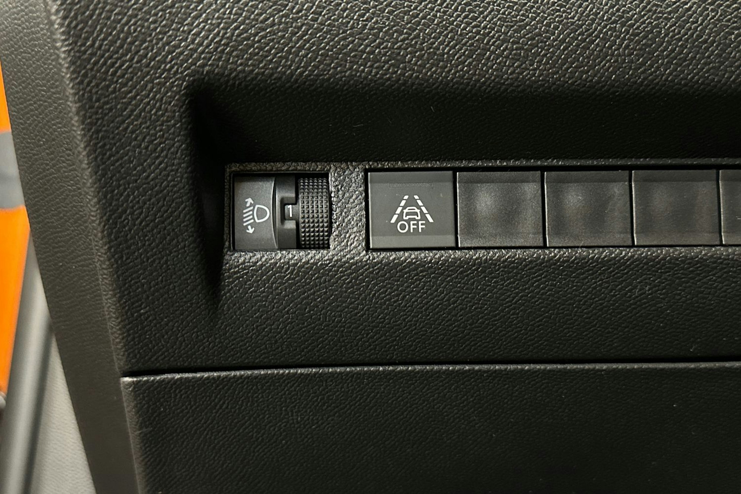 Oranssi Peugeot 2008 2020 kuva 18.