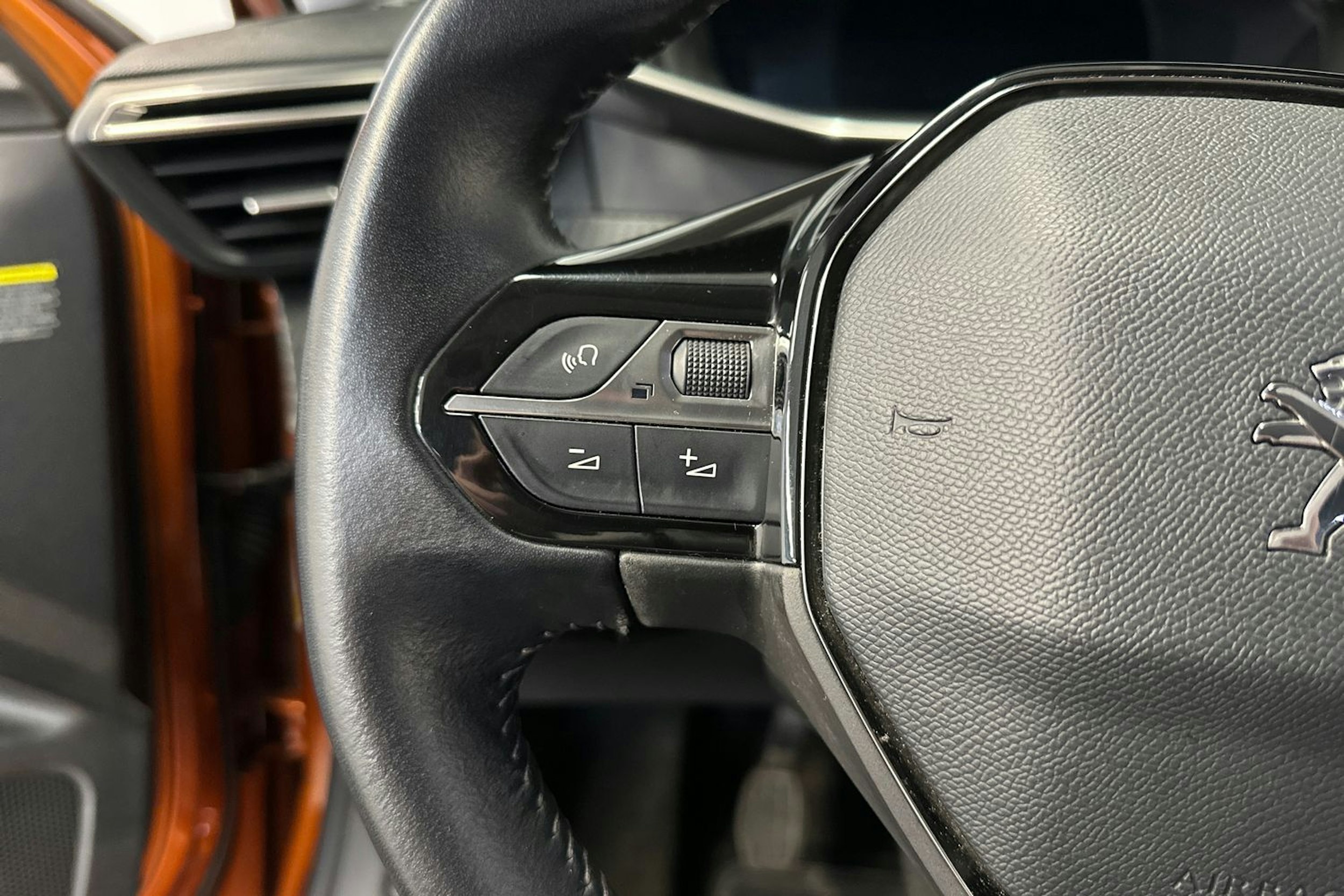 Oranssi Peugeot 2008 2020 kuva 19.