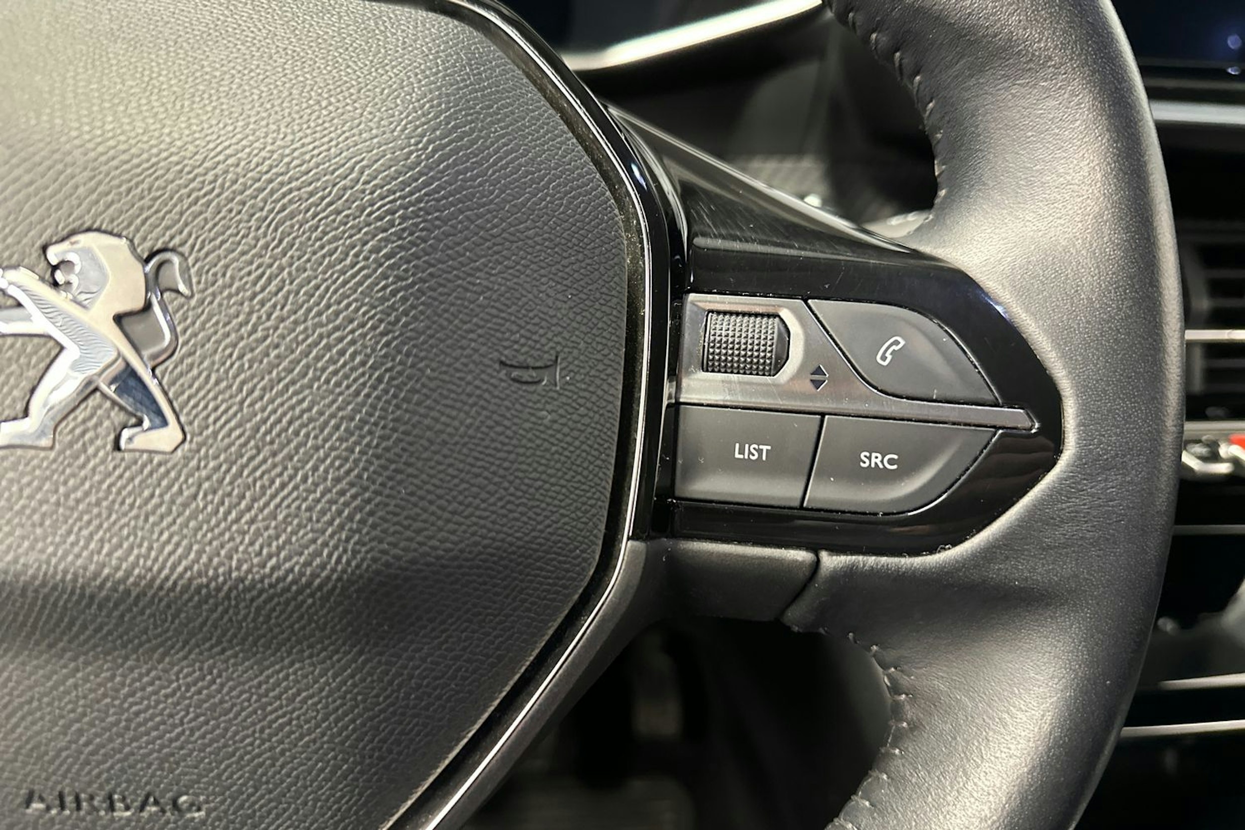 Oranssi Peugeot 2008 2020 kuva 20.