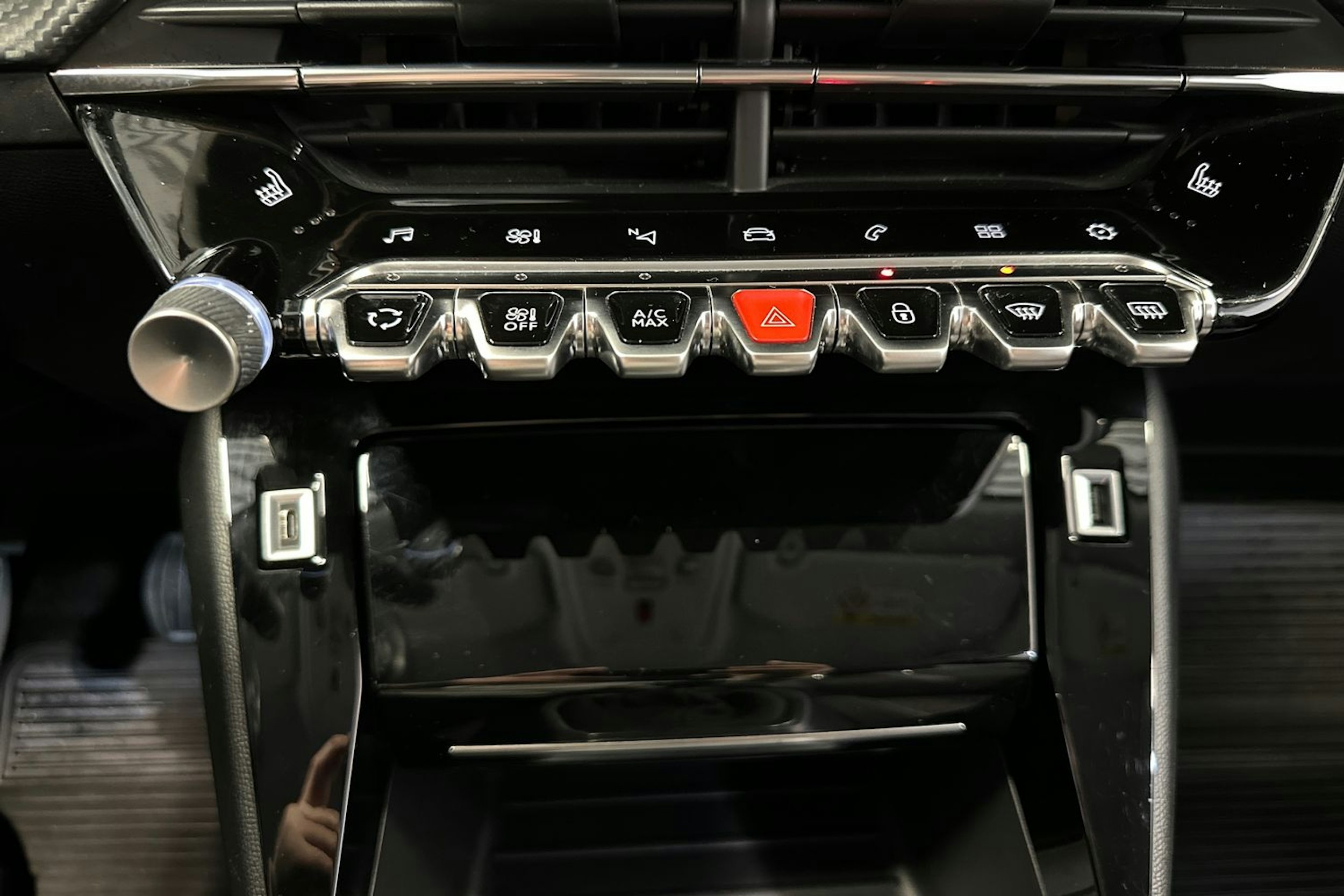 Oranssi Peugeot 2008 2020 kuva 24.