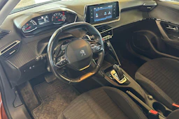 oranssi Peugeot 2008 2021 kuva 3.