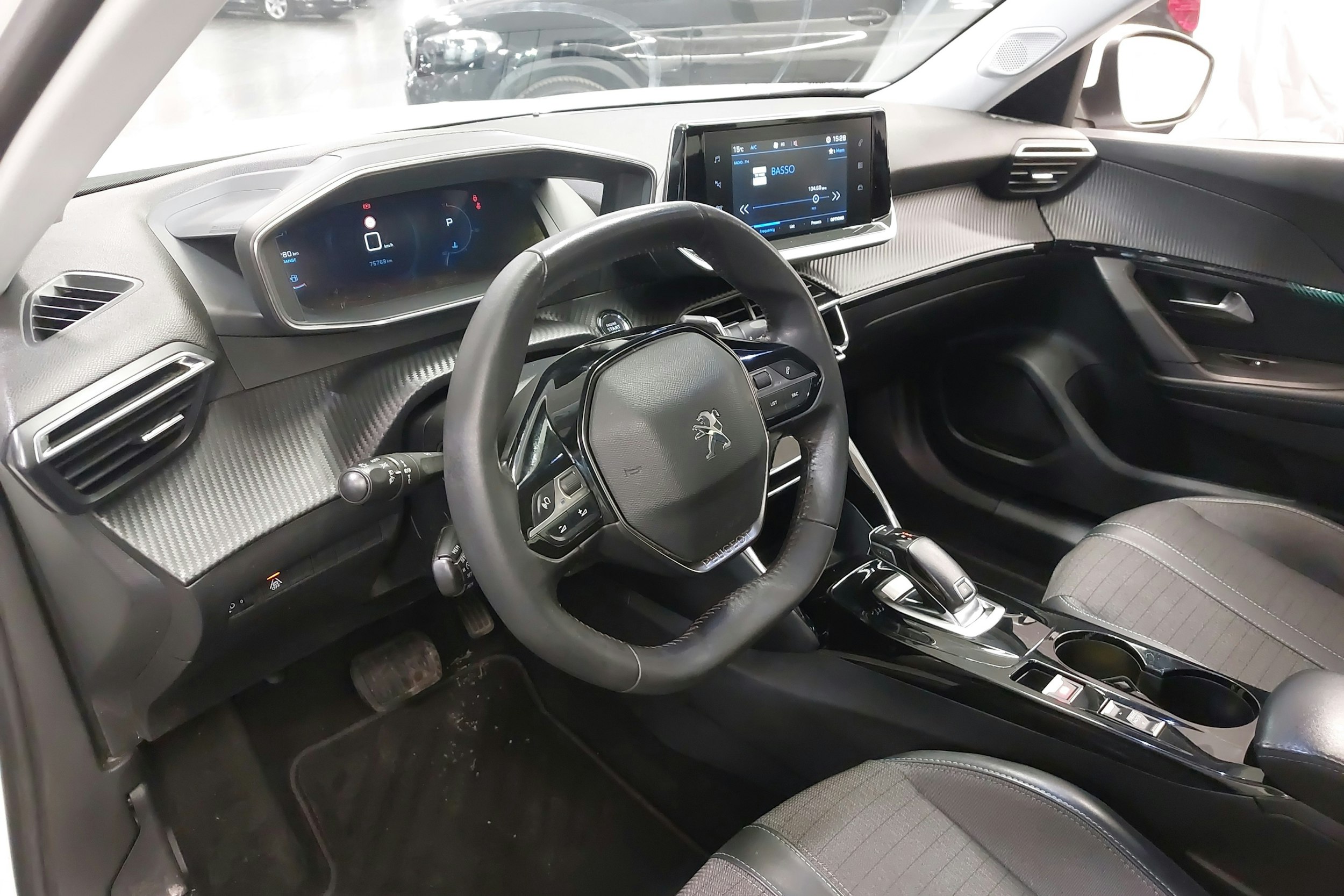 Valkoinen Peugeot 2008 2021 kuva 6.
