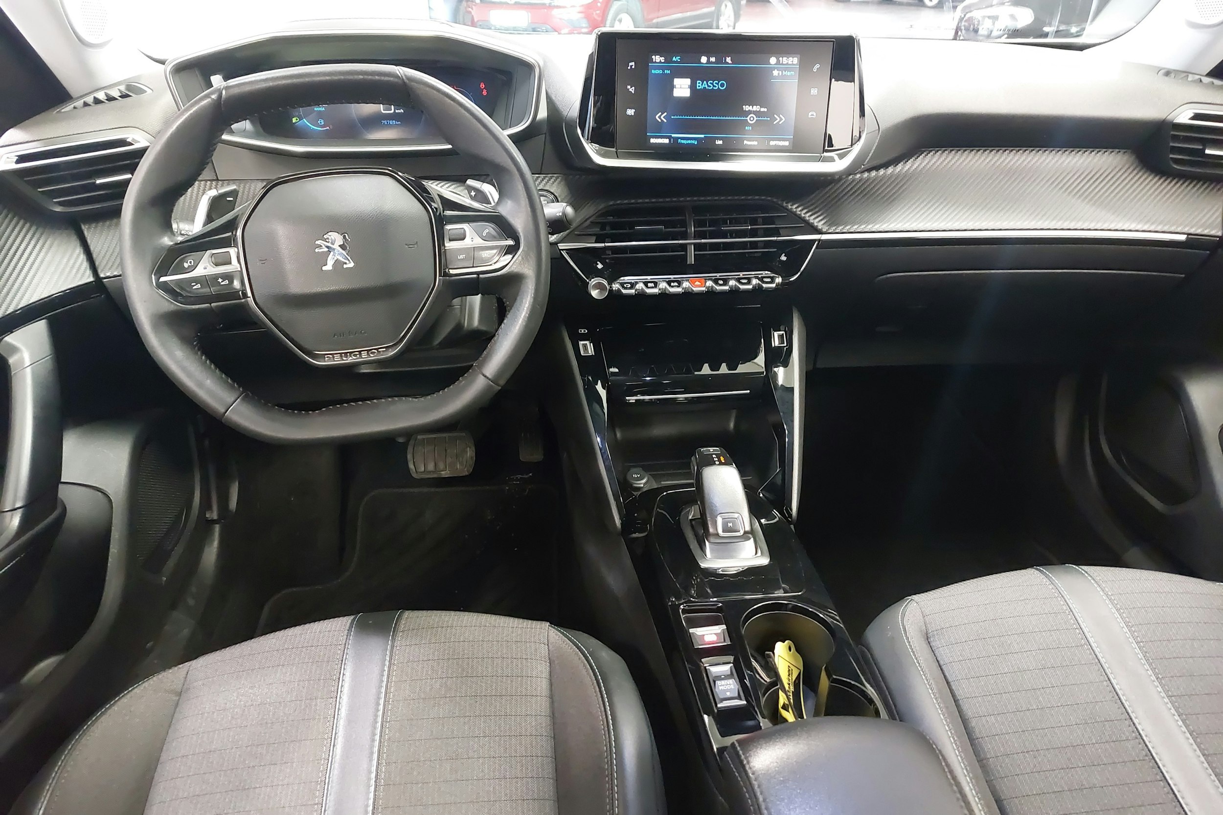 Valkoinen Peugeot 2008 2021 kuva 7.