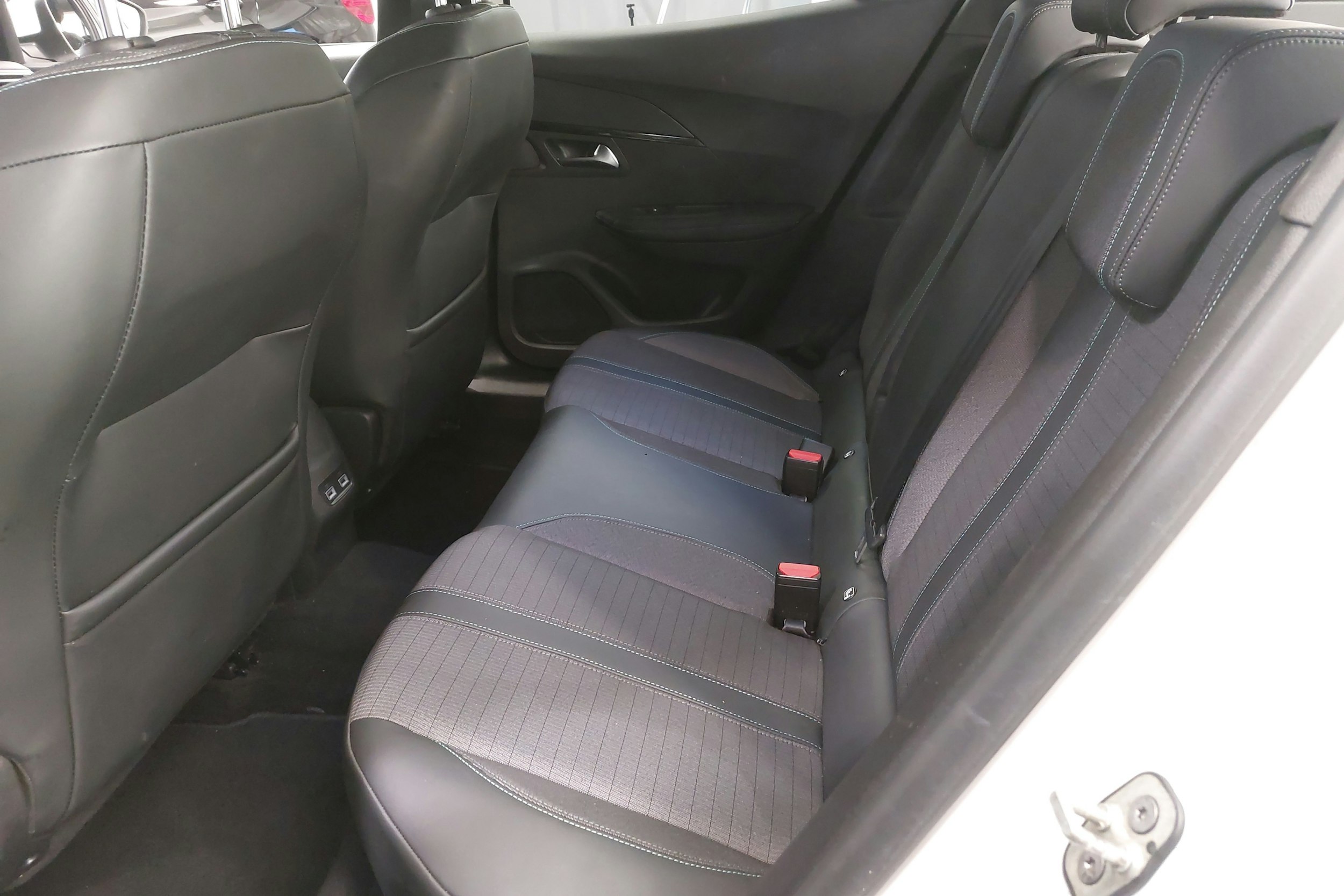 Valkoinen Peugeot 2008 2021 kuva 8.