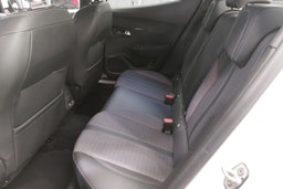 Valkoinen Peugeot 2008 2021 kuva 8.