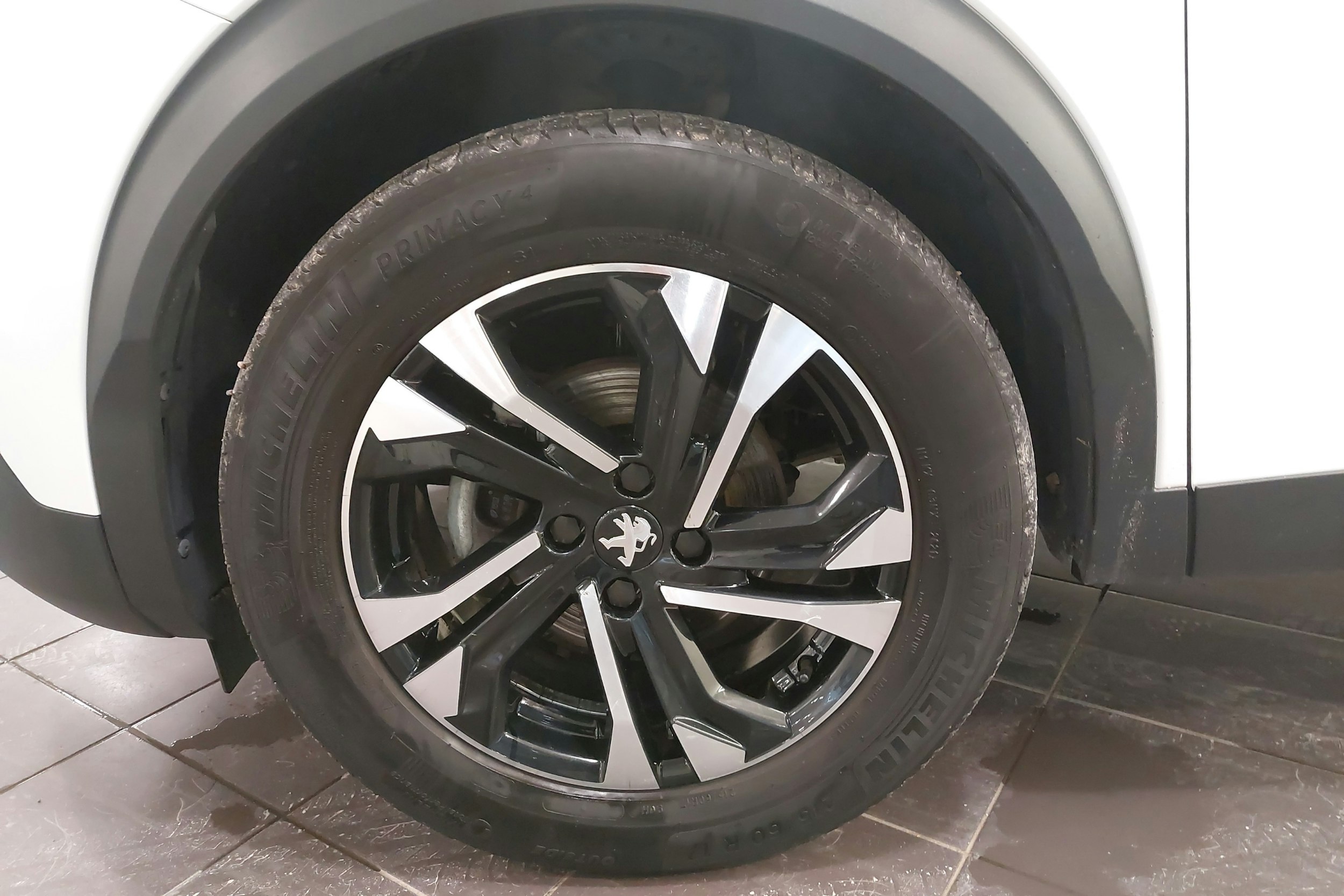 Valkoinen Peugeot 2008 2021 kuva 9.