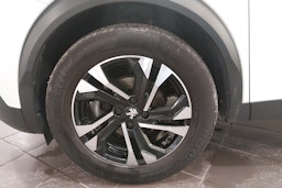 Valkoinen Peugeot 2008 2021 kuva 9.