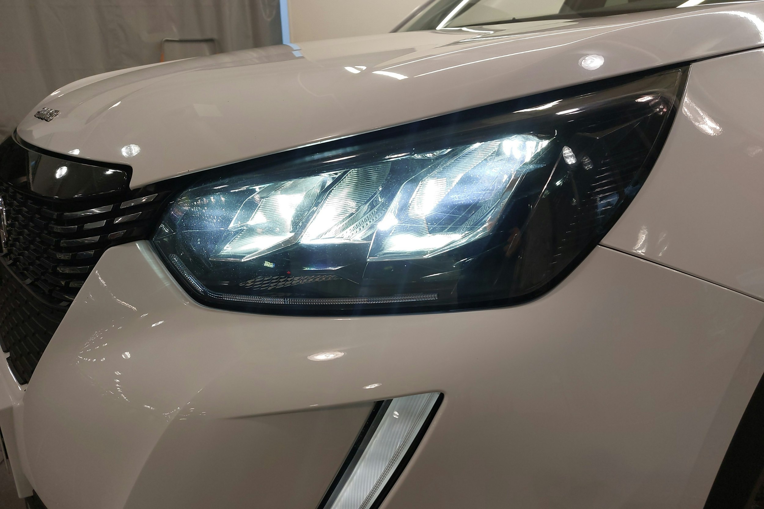 Valkoinen Peugeot 2008 2021 kuva 23.