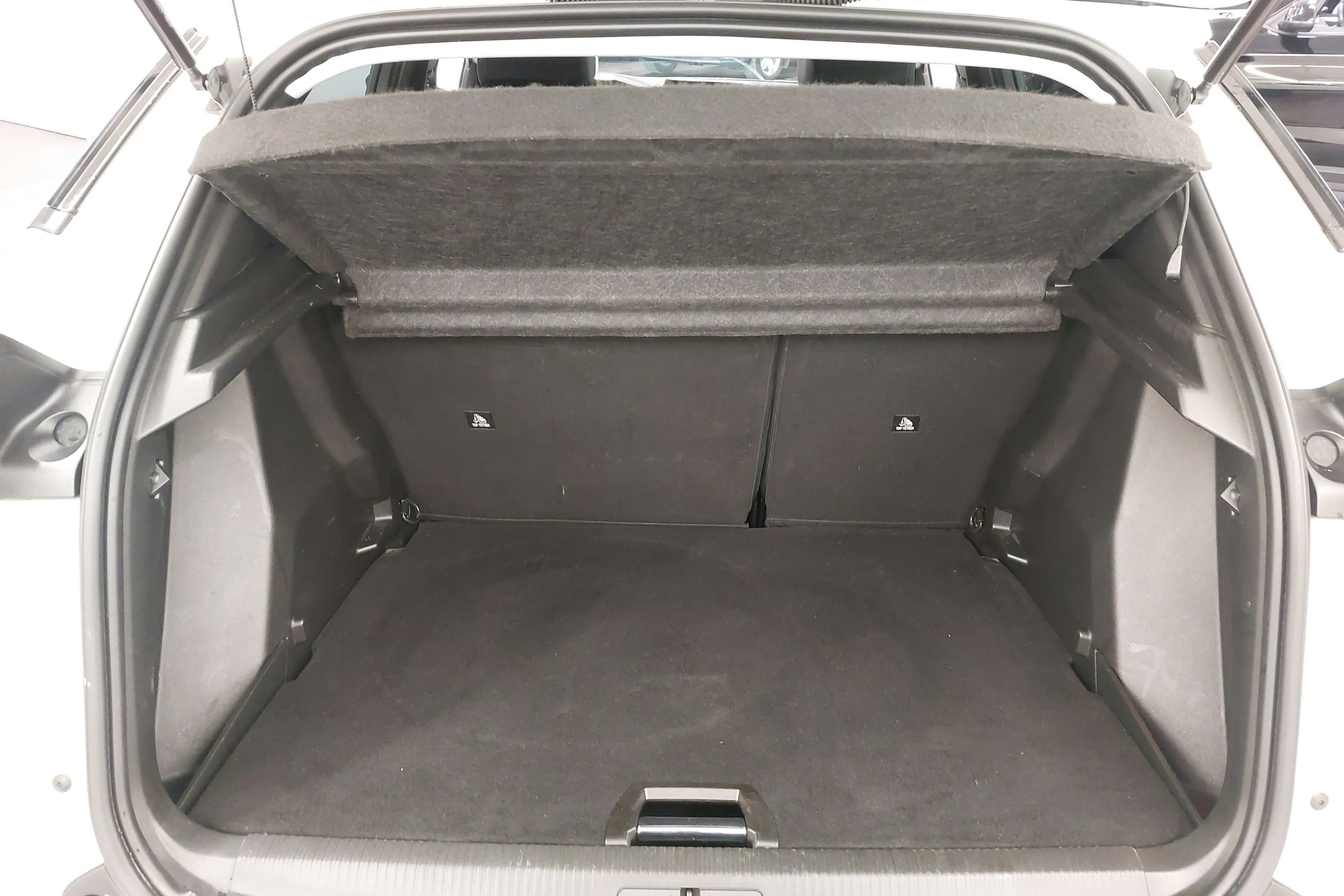 Valkoinen Peugeot 2008 2021 kuva 25.