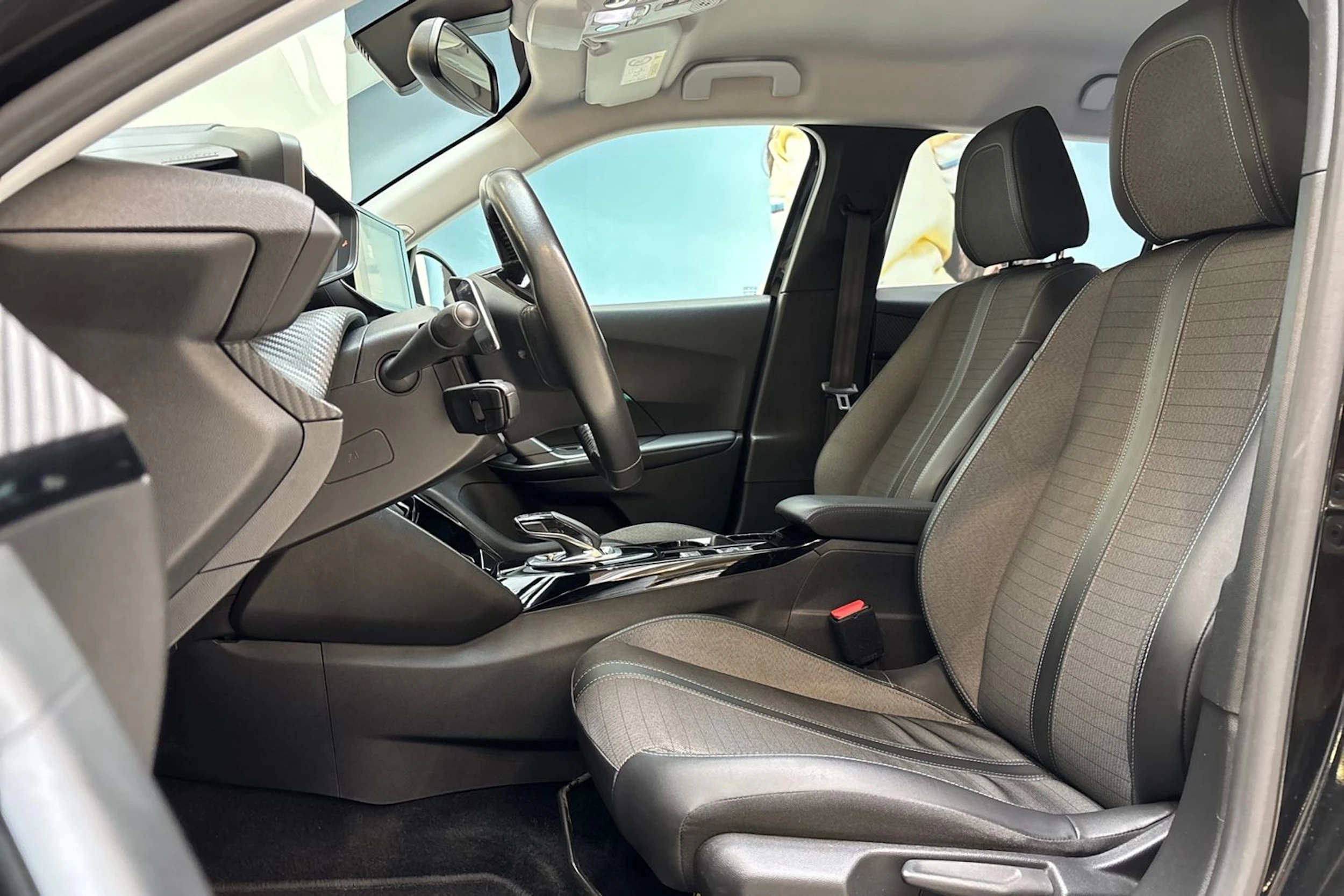 Musta Peugeot 2008 2021 kuva 11.
