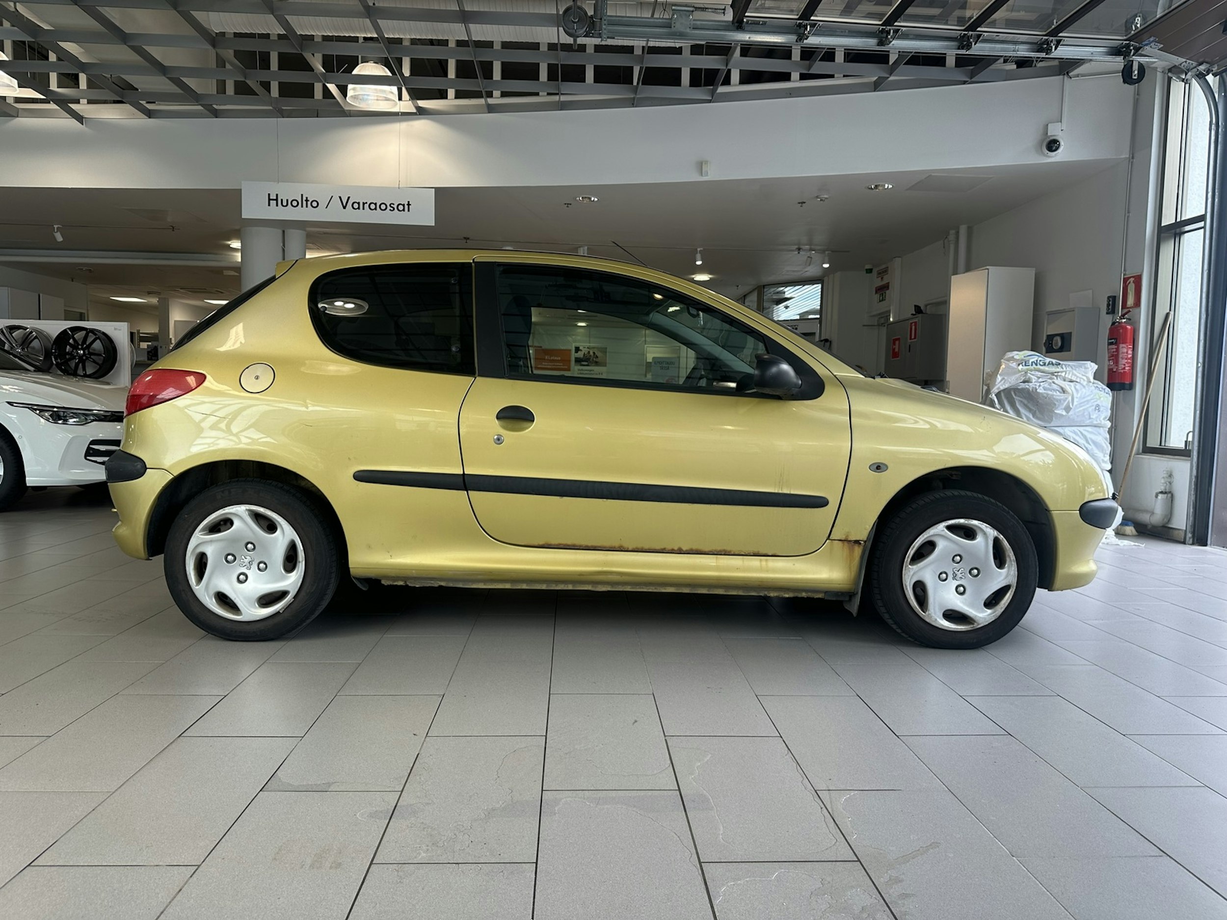 keltainen Peugeot 206 2002 kuva 2.