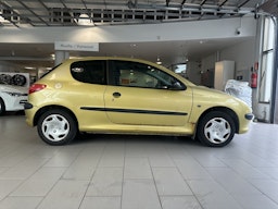 keltainen Peugeot 206 2002 kuva 2.