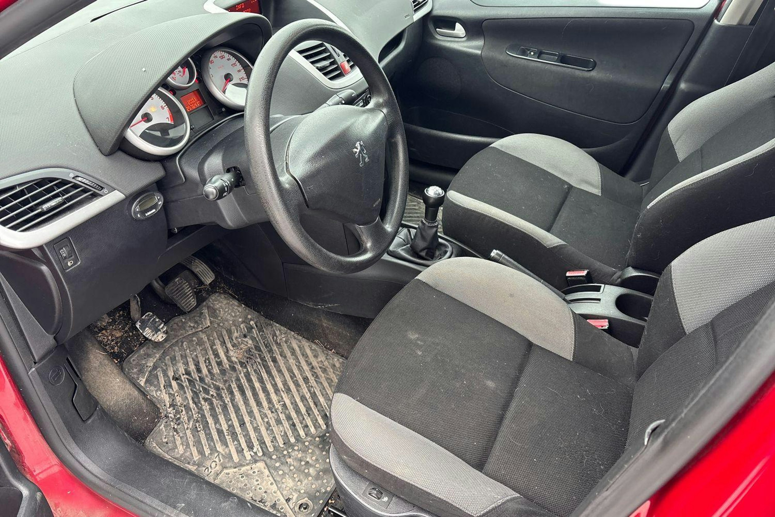 Punainen Peugeot 207 2007 kuva 6.