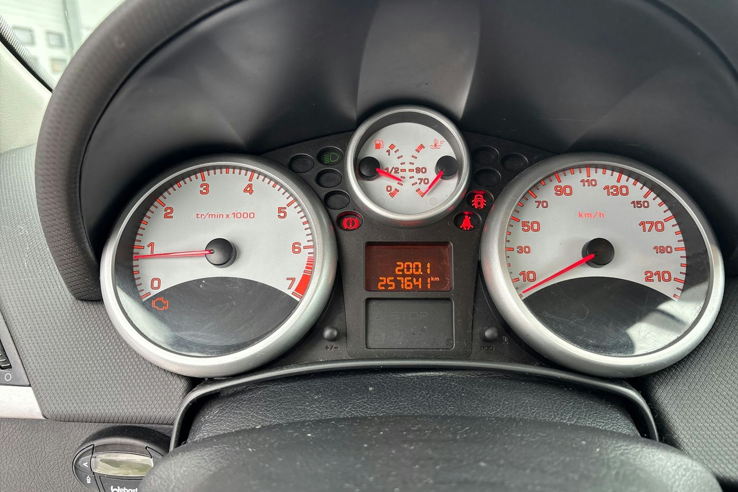 Punainen Peugeot 207 2007 kuva 11.