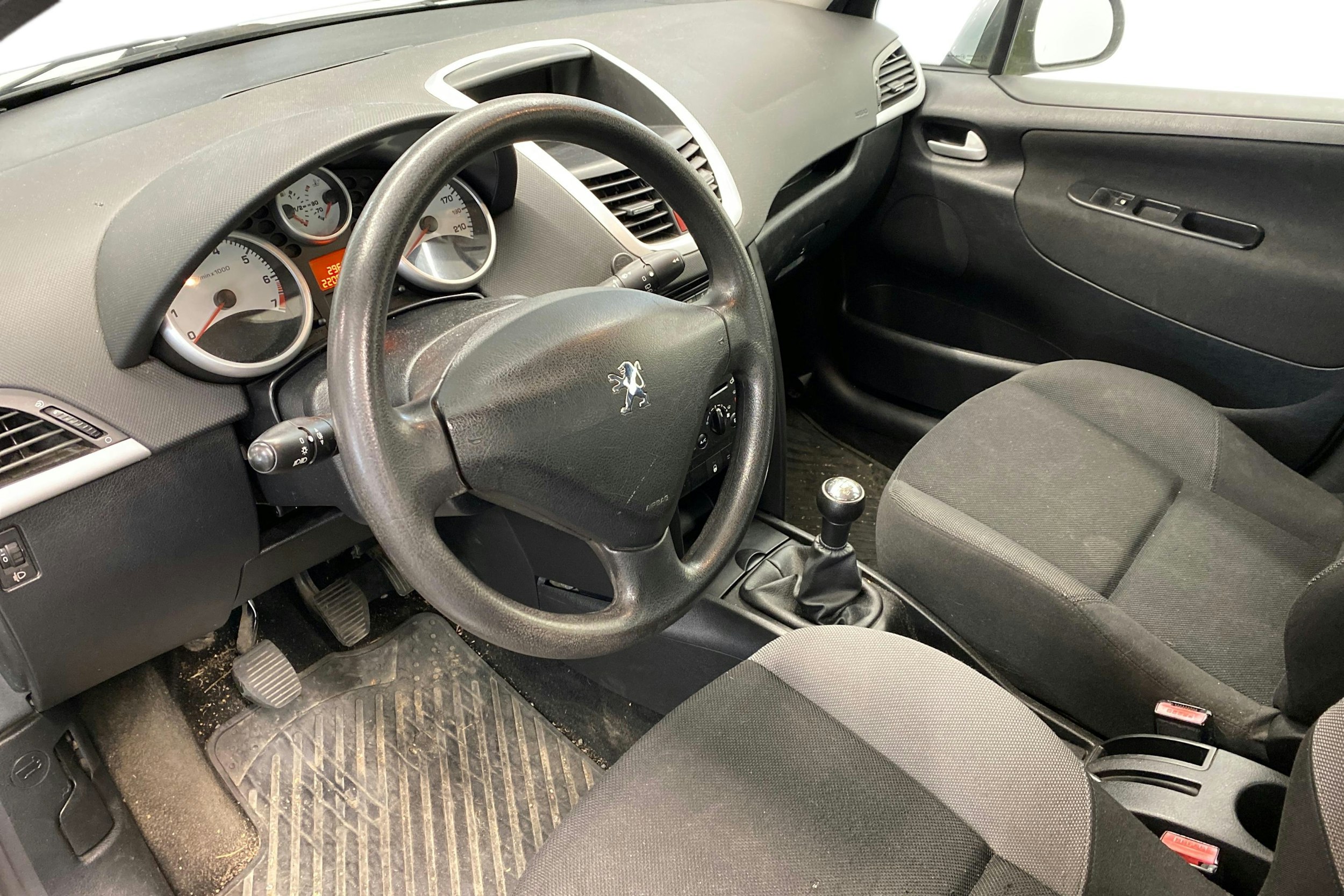 Harmaa Peugeot 207 2007 kuva 6.