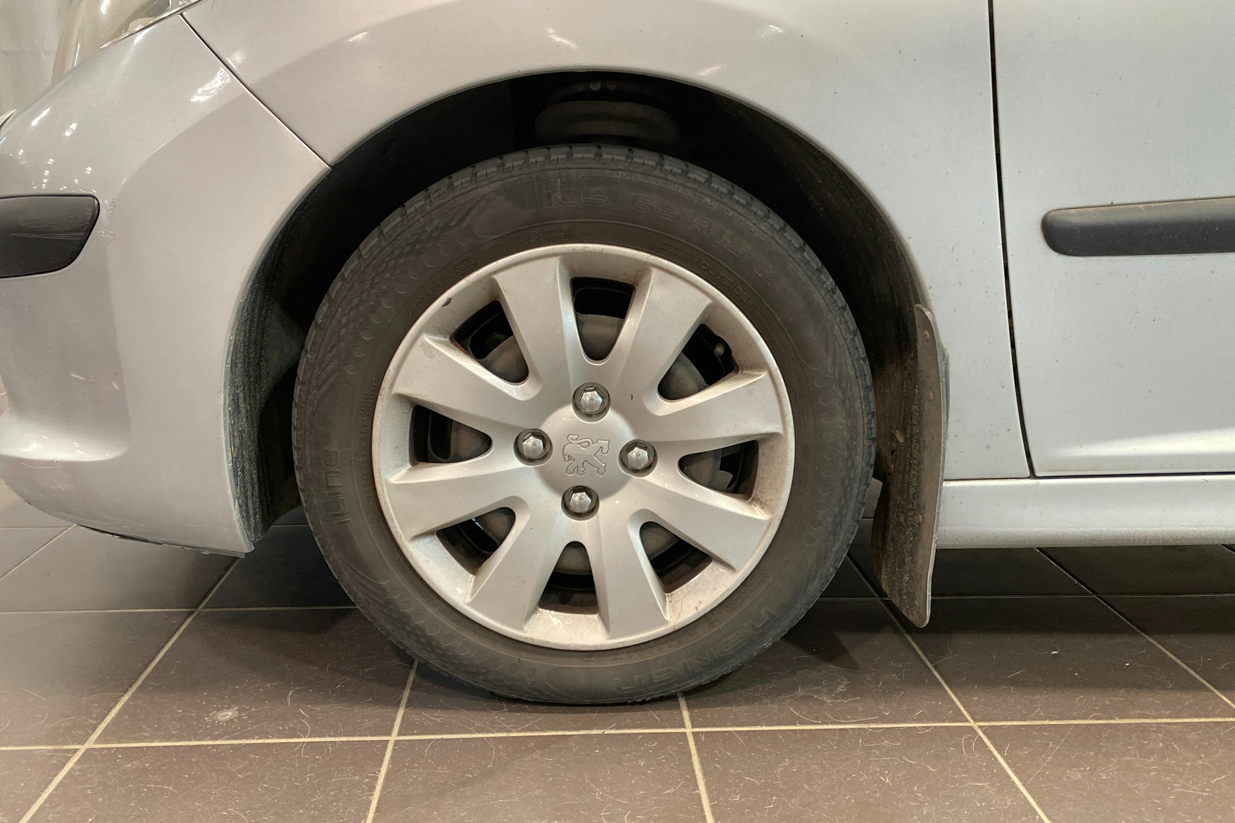 Harmaa Peugeot 207 2007 kuva 9.