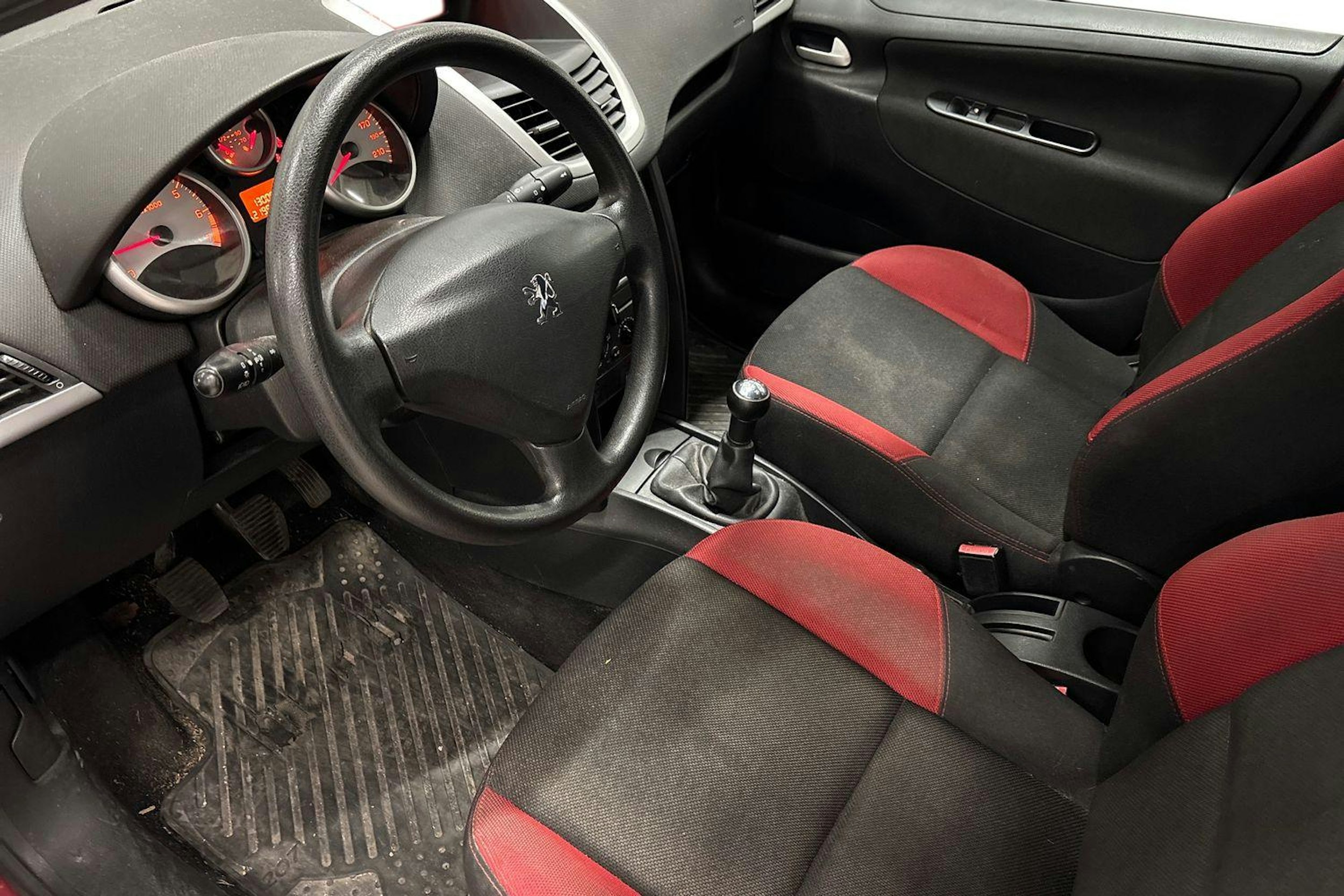 punainen Peugeot 207 2007 kuva 3.