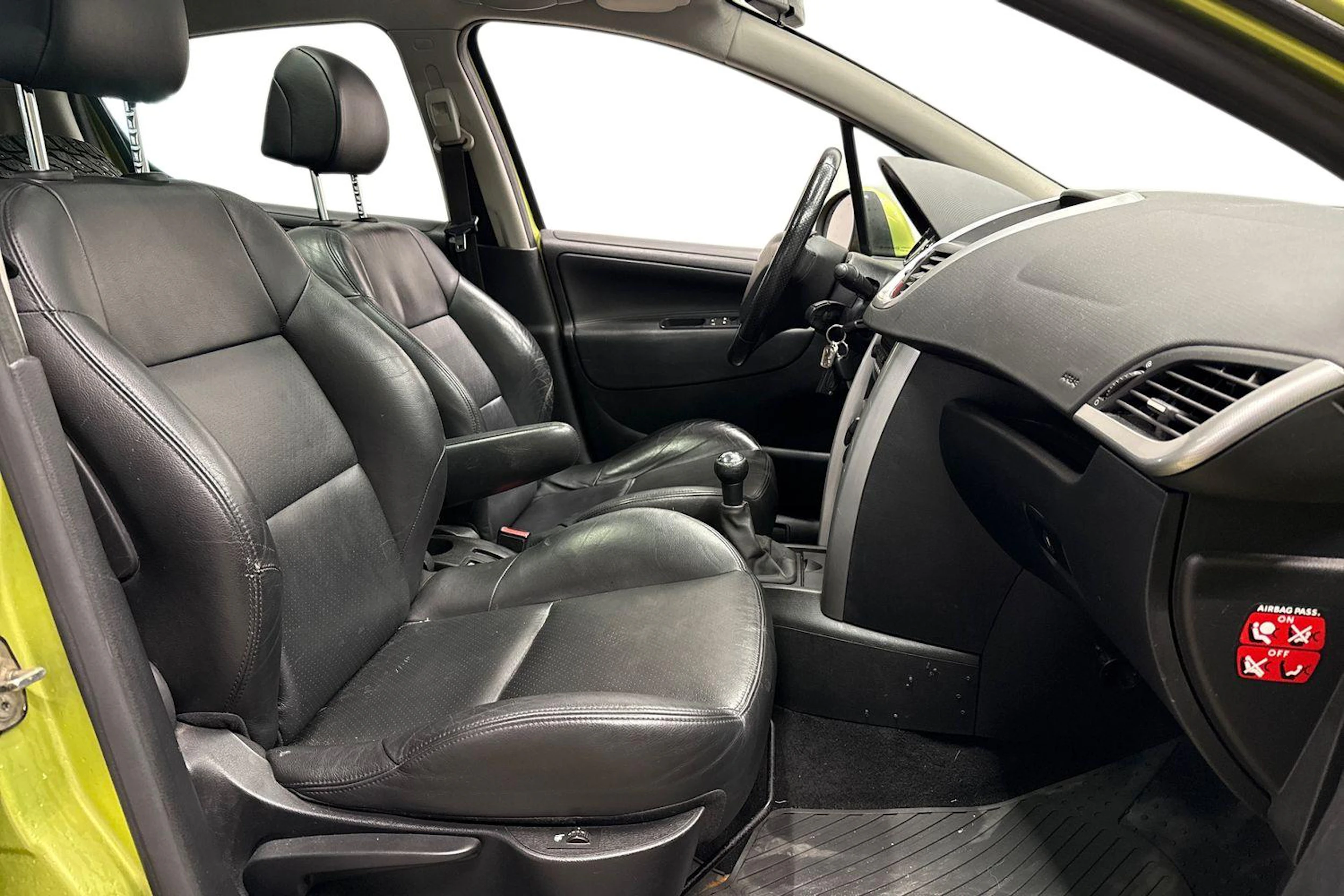 keltainen Peugeot 207 2008 kuva 11.