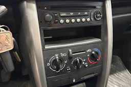 keltainen Peugeot 207 2008 kuva 20.