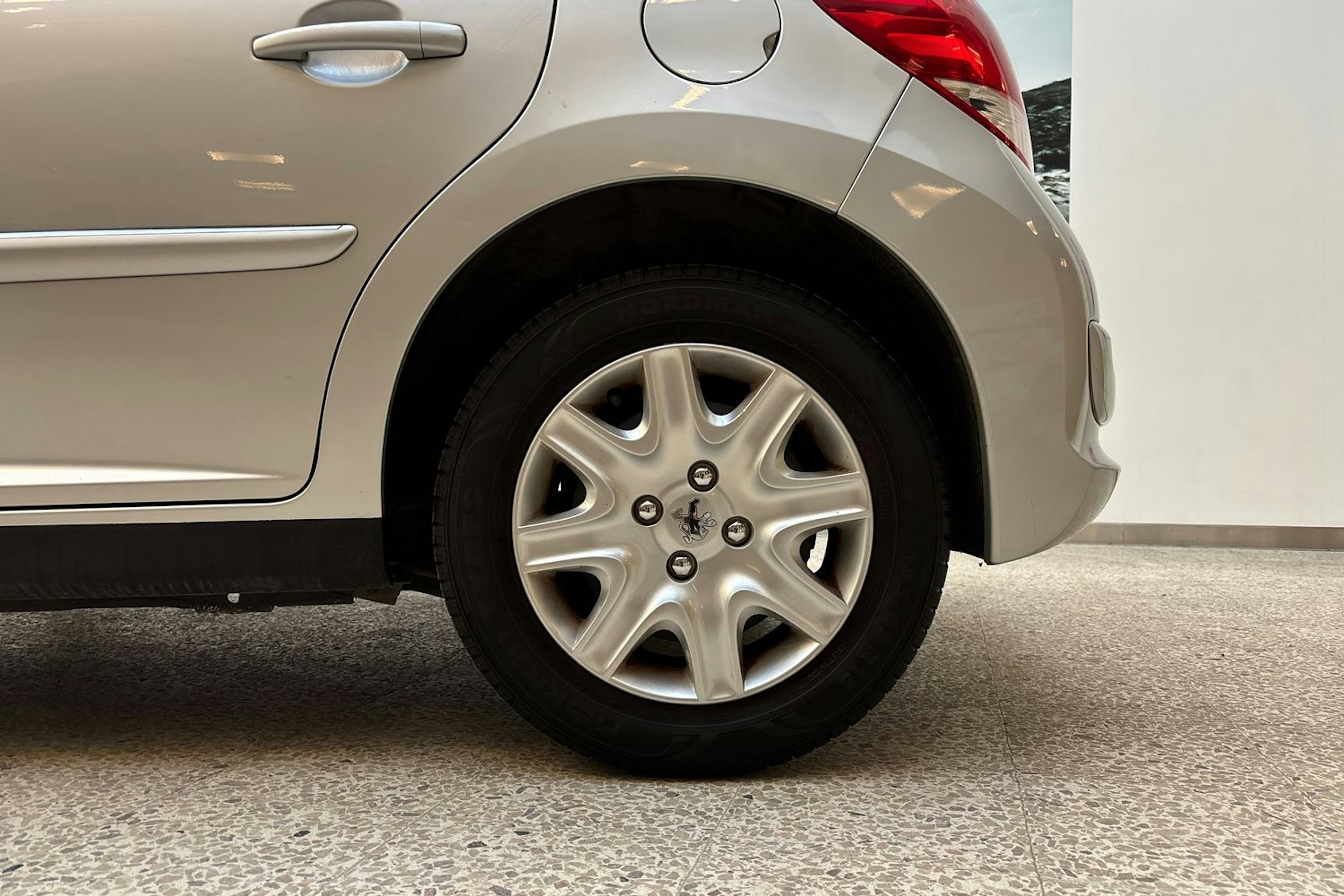 harmaa Peugeot 207 2010 kuva 11.