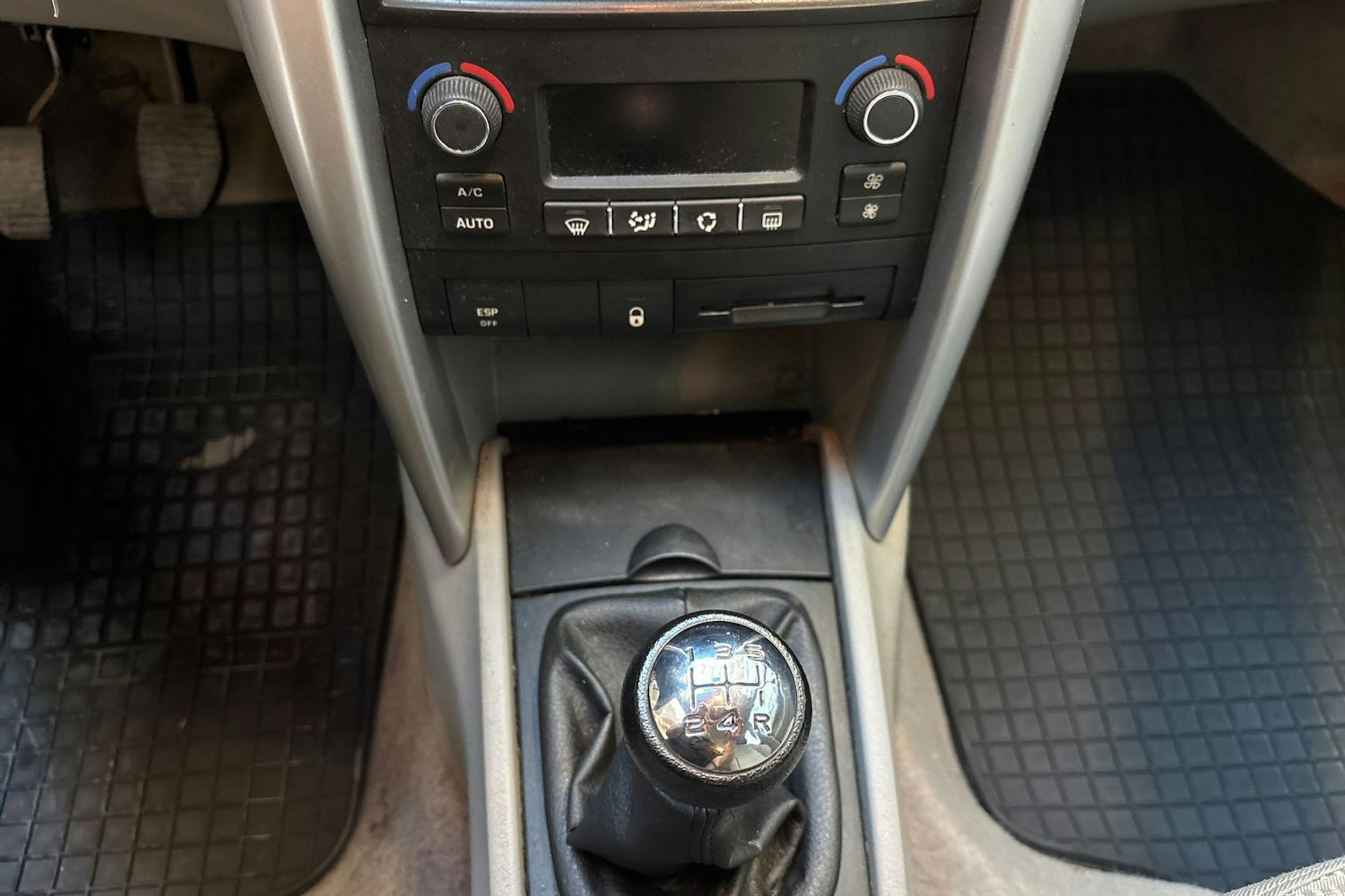 harmaa Peugeot 207 2010 kuva 20.