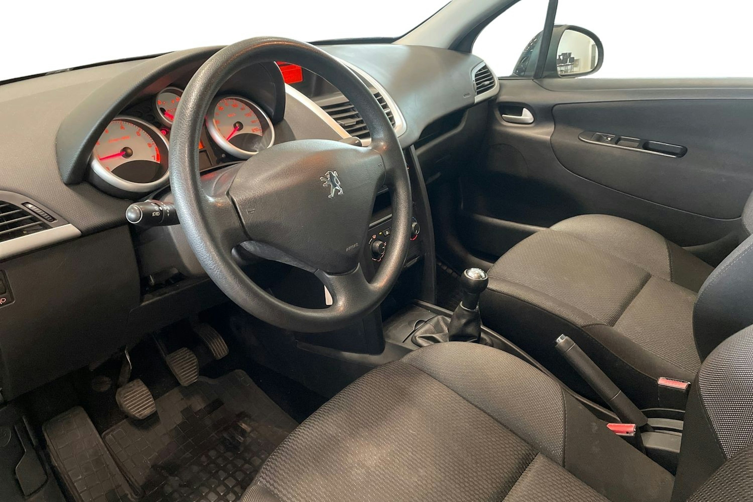 musta Peugeot 207 2010 kuva 6.