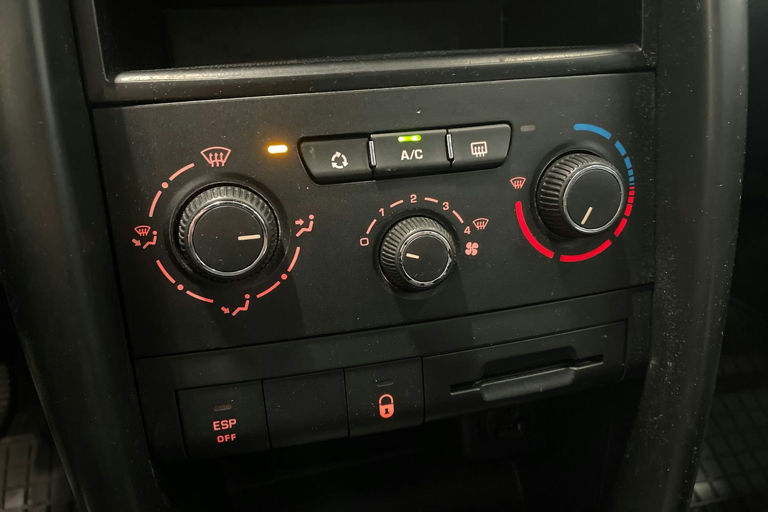 musta Peugeot 207 2010 kuva 15.