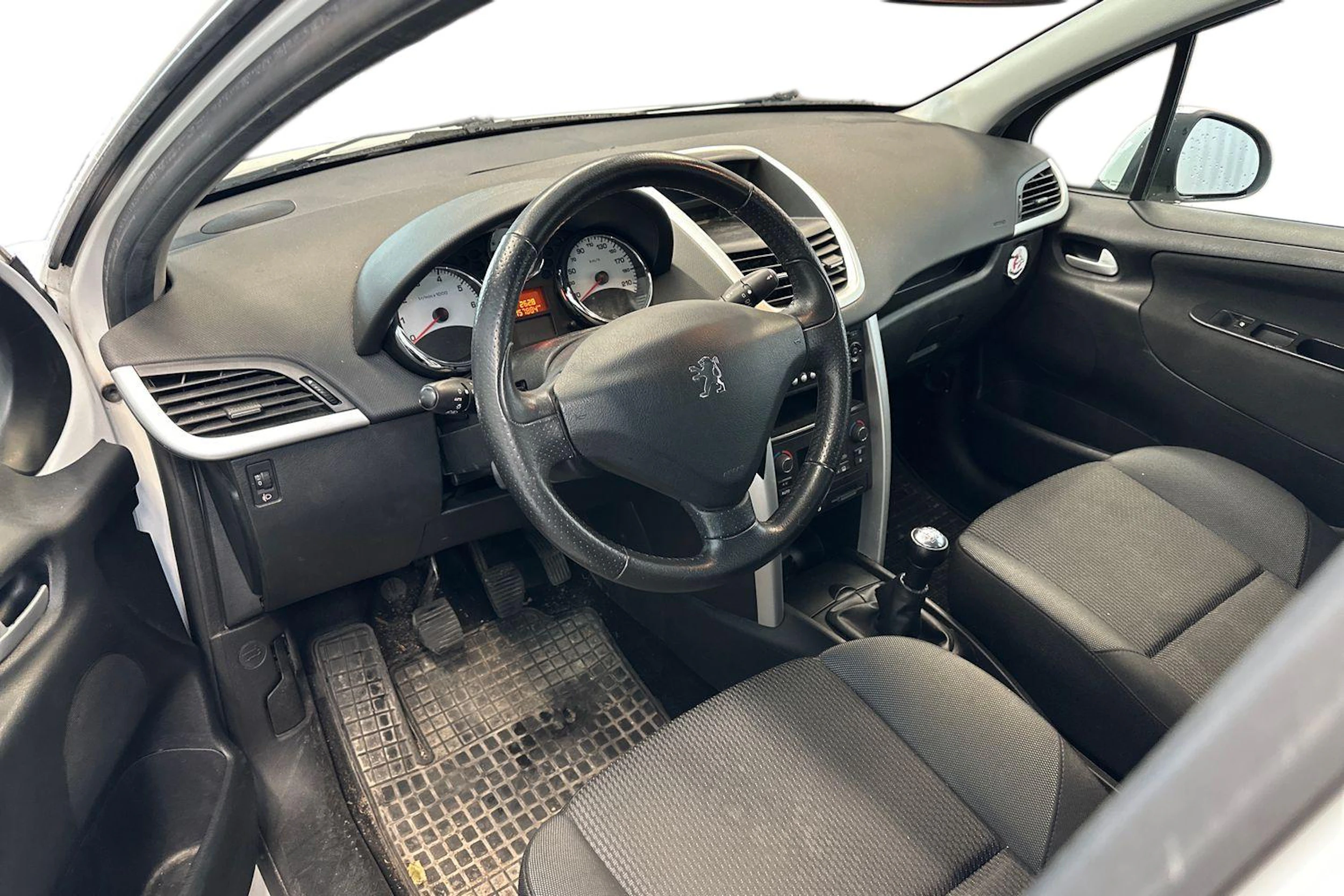 valkoinen Peugeot 207 2011 kuva 3.