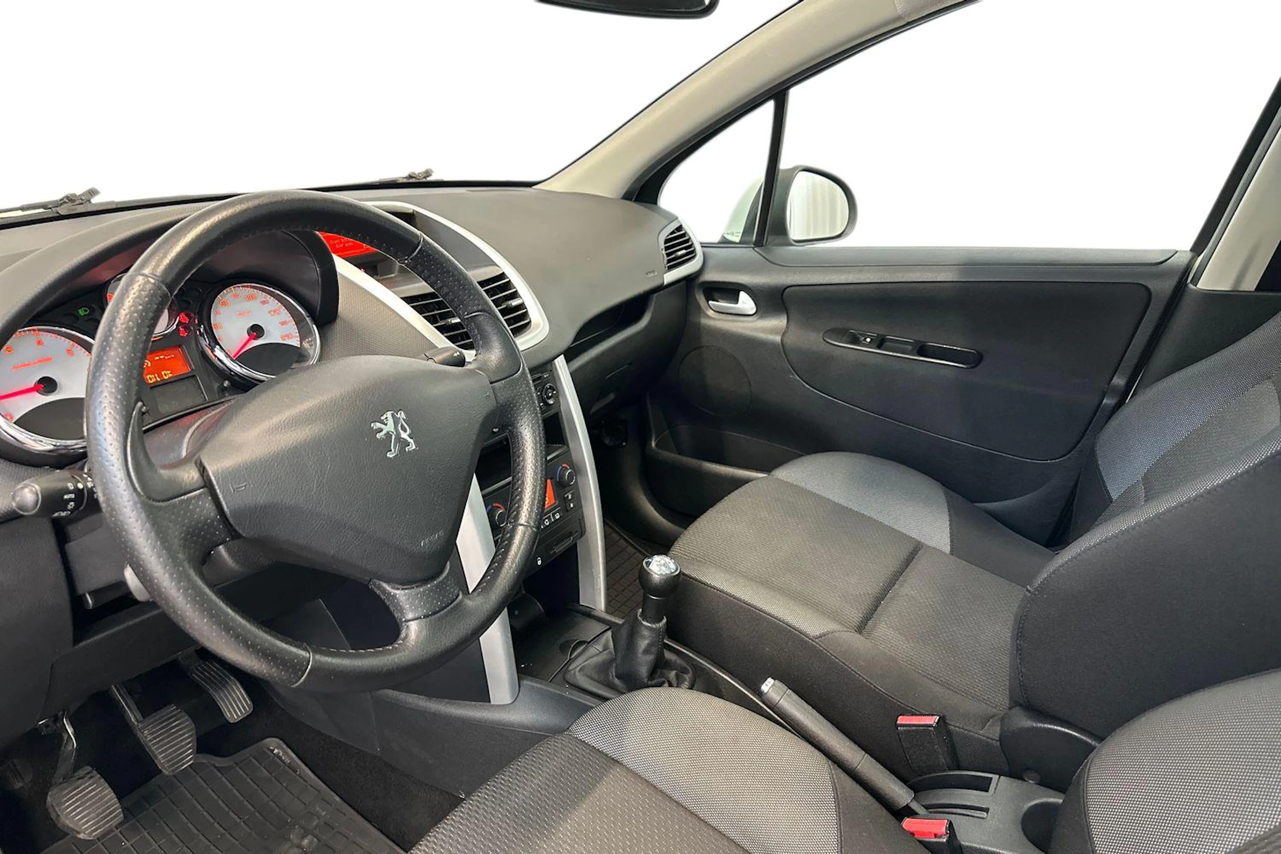 valkoinen Peugeot 207 2011 kuva 6.