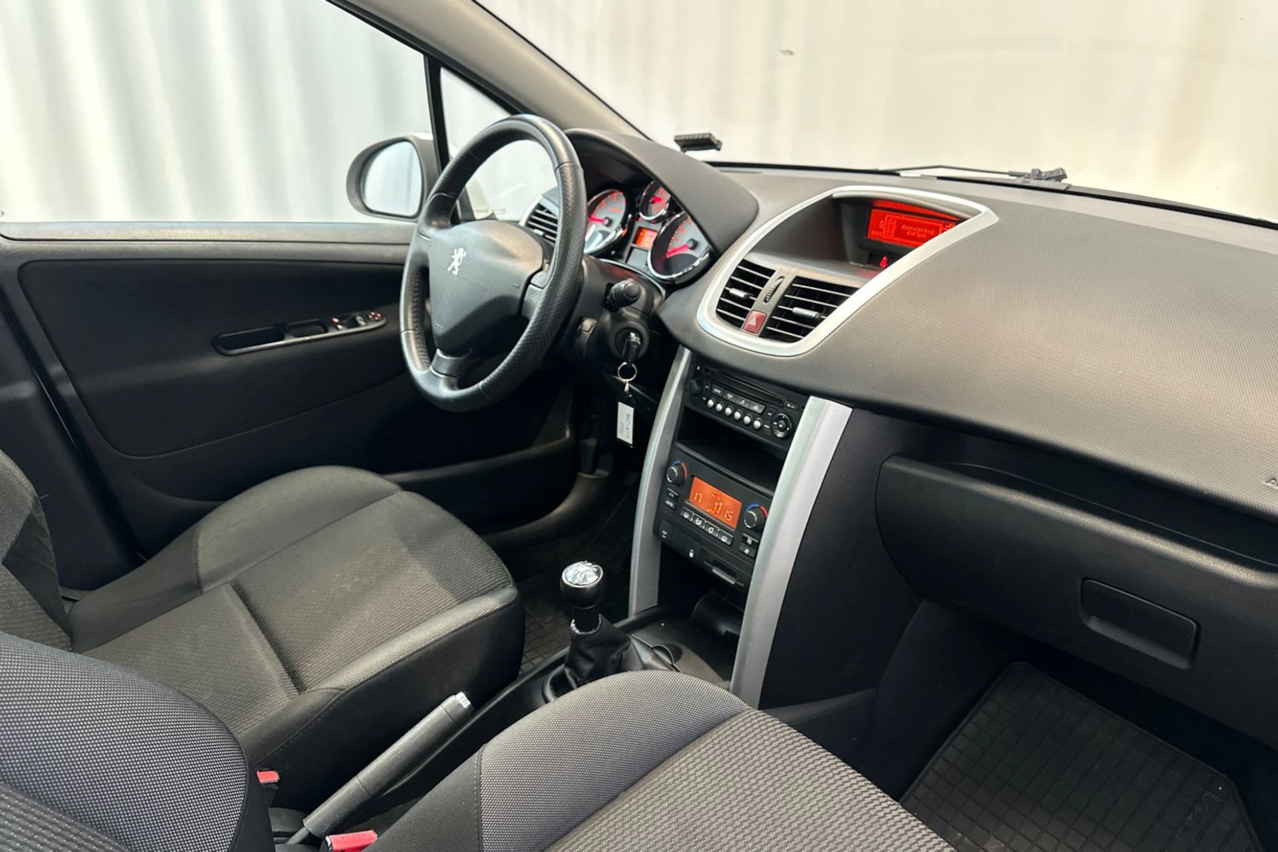 valkoinen Peugeot 207 2011 kuva 12.
