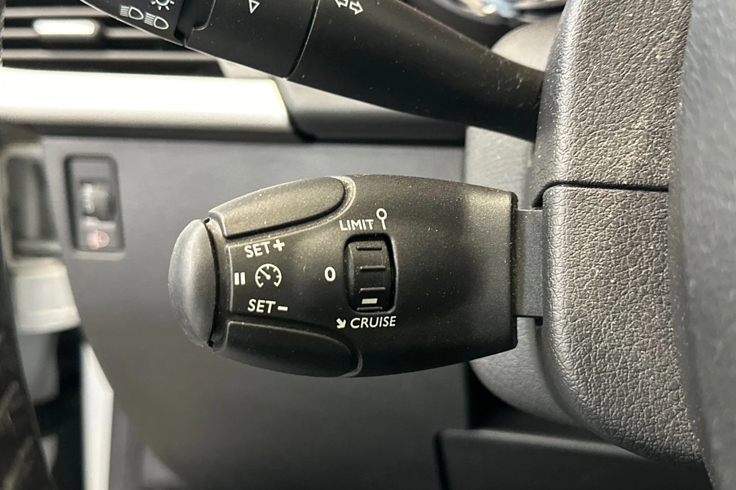 valkoinen Peugeot 207 2011 kuva 16.