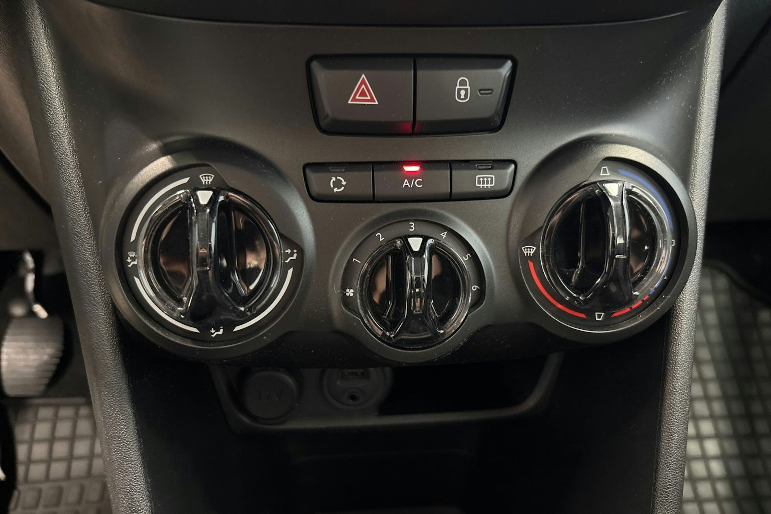 harmaa Peugeot 208 2012 kuva 18.
