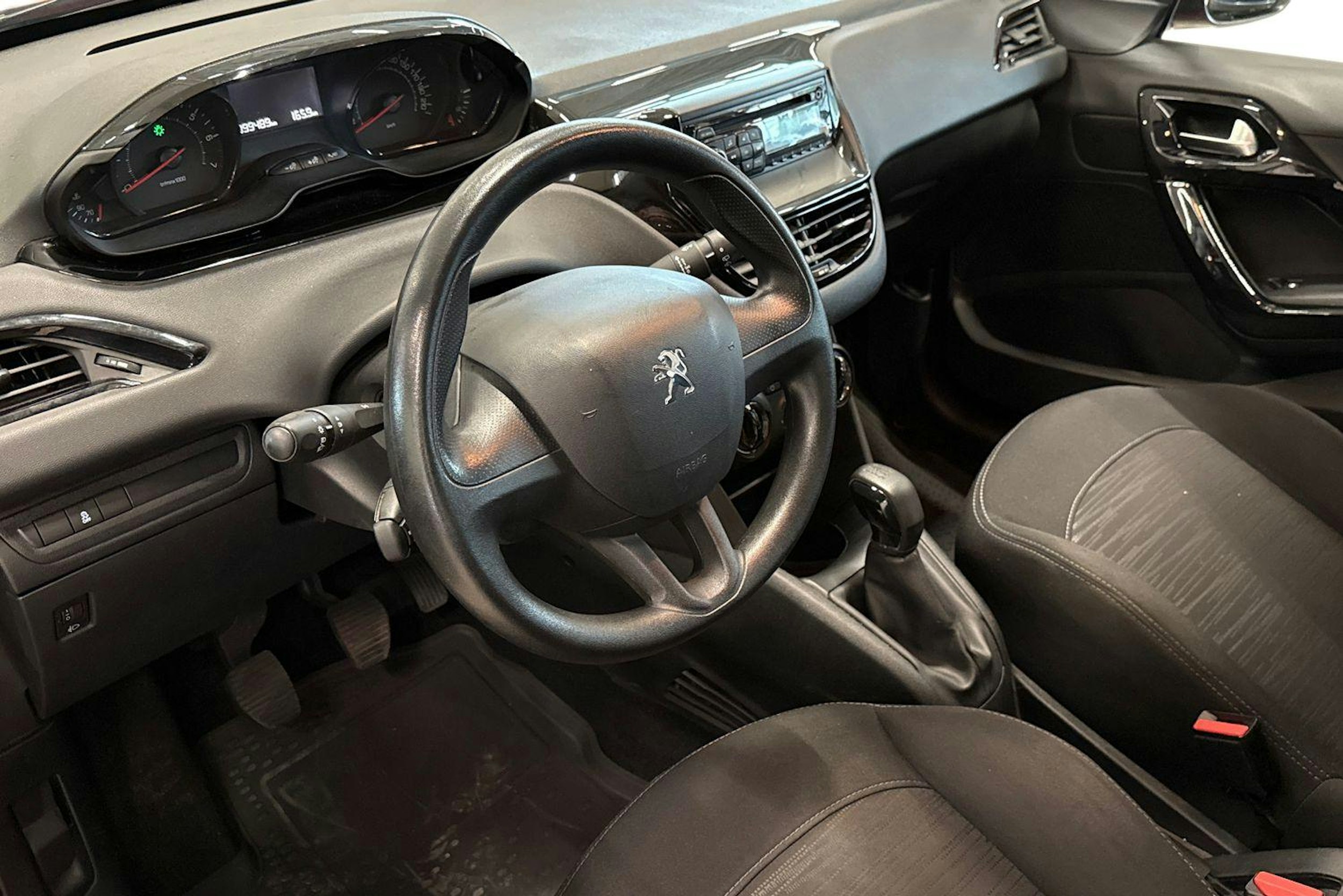 met. punainen Peugeot 208 2013 kuva 6.