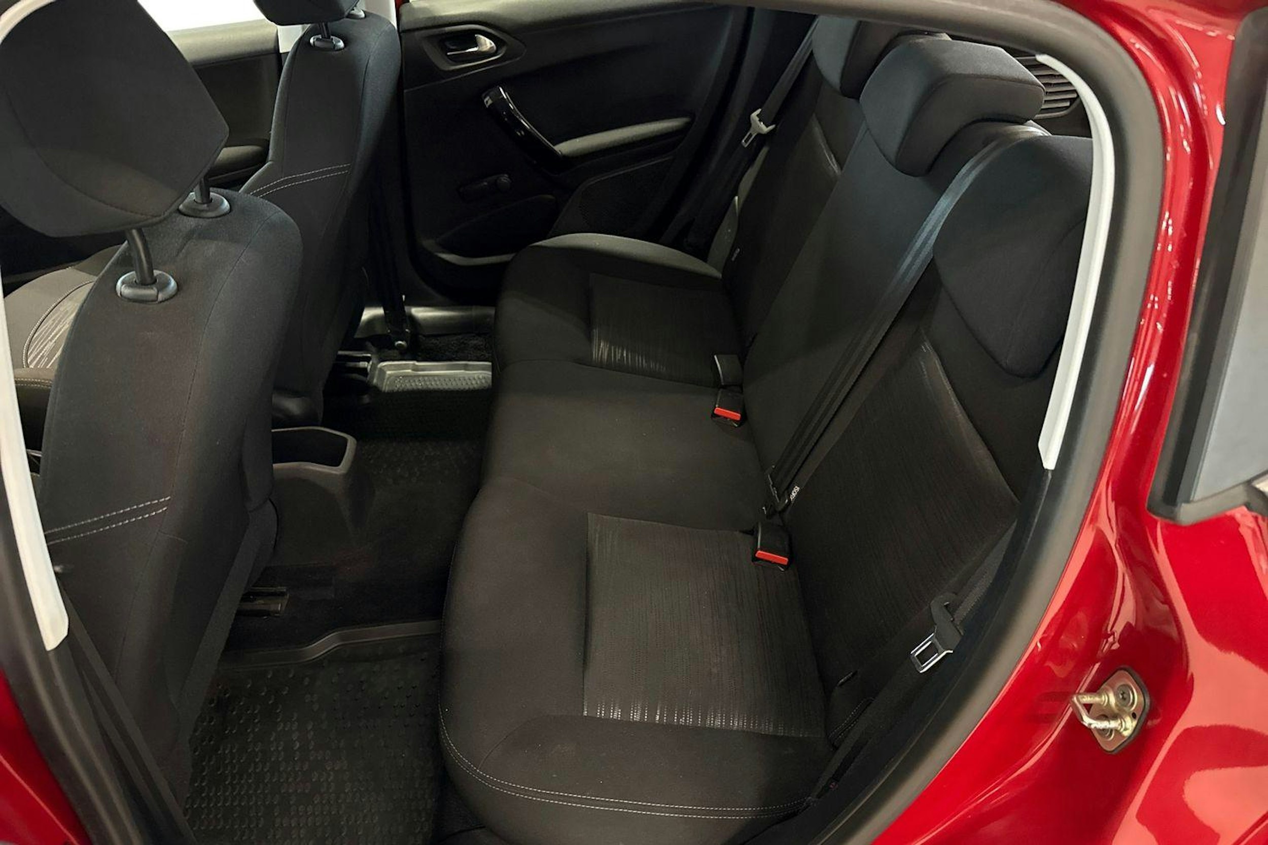 met. punainen Peugeot 208 2013 kuva 8.