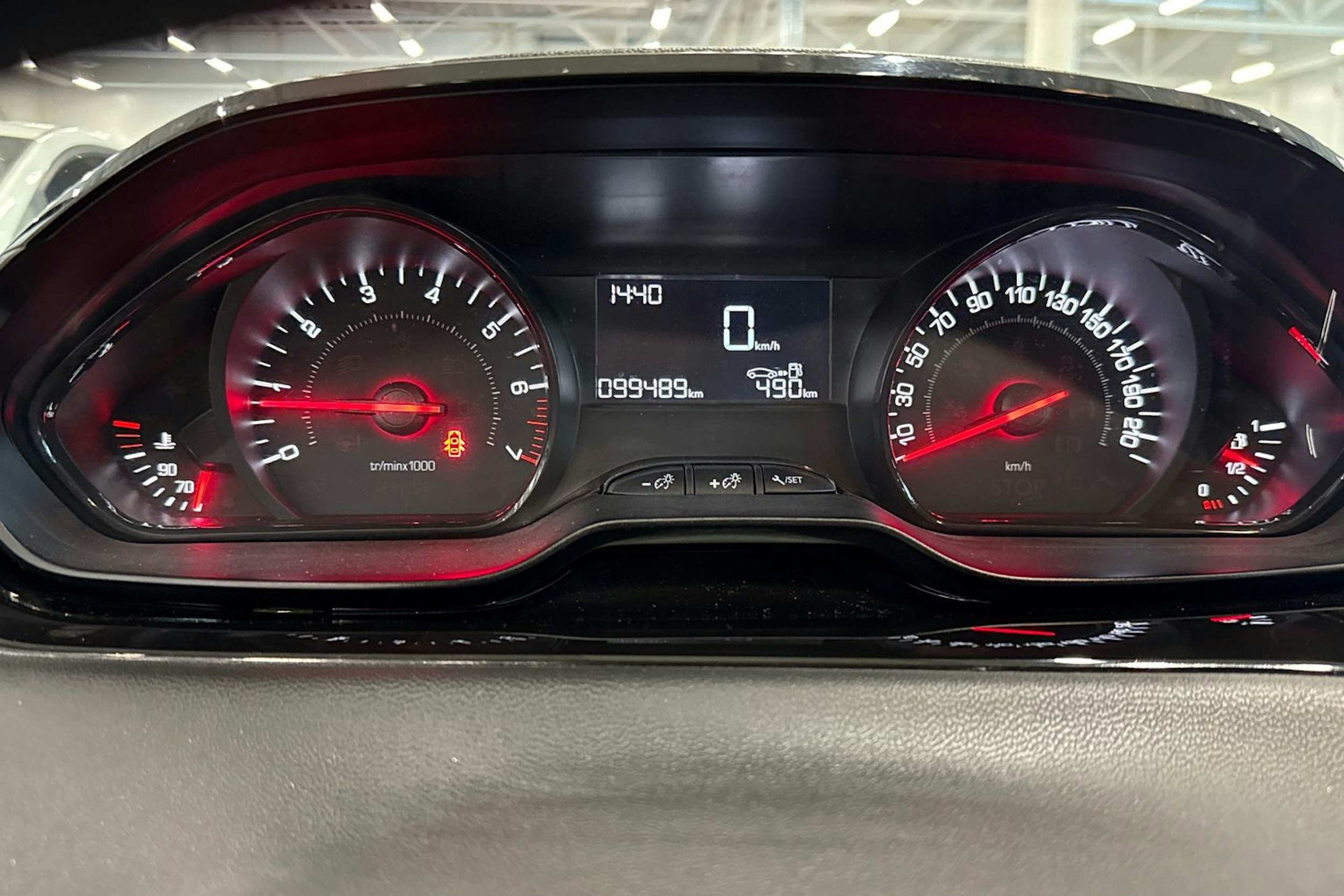 met. punainen Peugeot 208 2013 kuva 13.