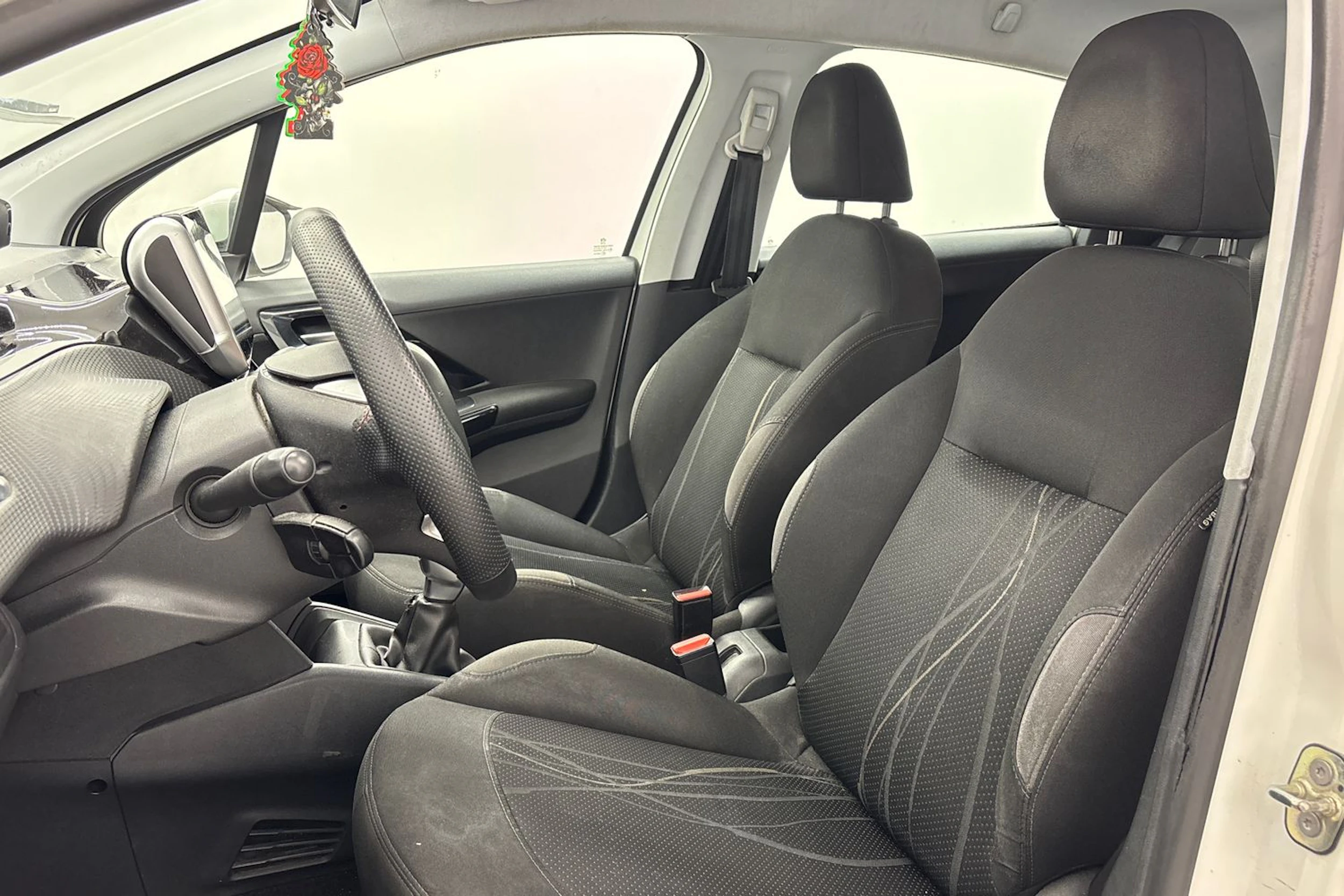 Valkoinen Peugeot 208 2013 kuva 11.