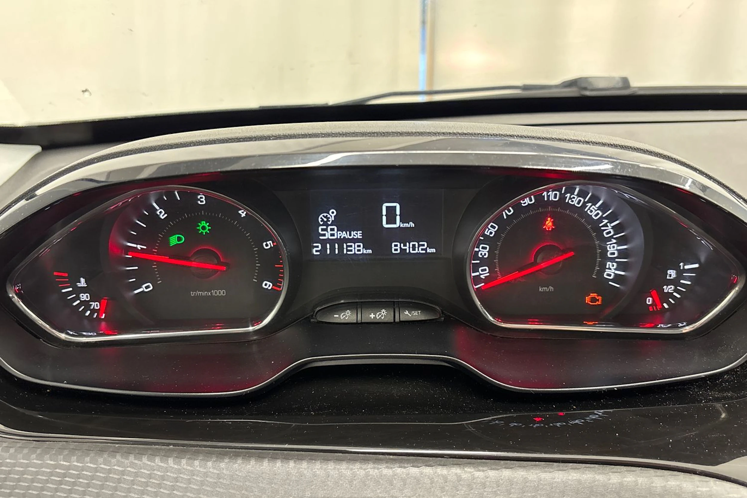 Valkoinen Peugeot 208 2013 kuva 15.