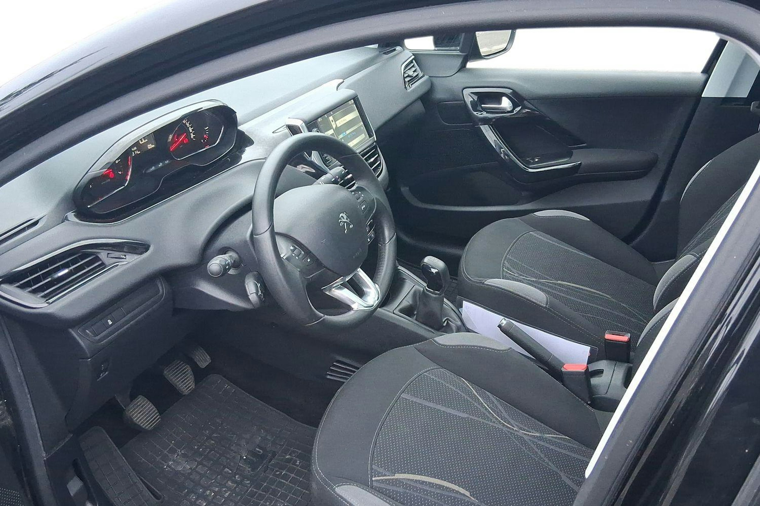 musta Peugeot 208 2014 kuva 6.