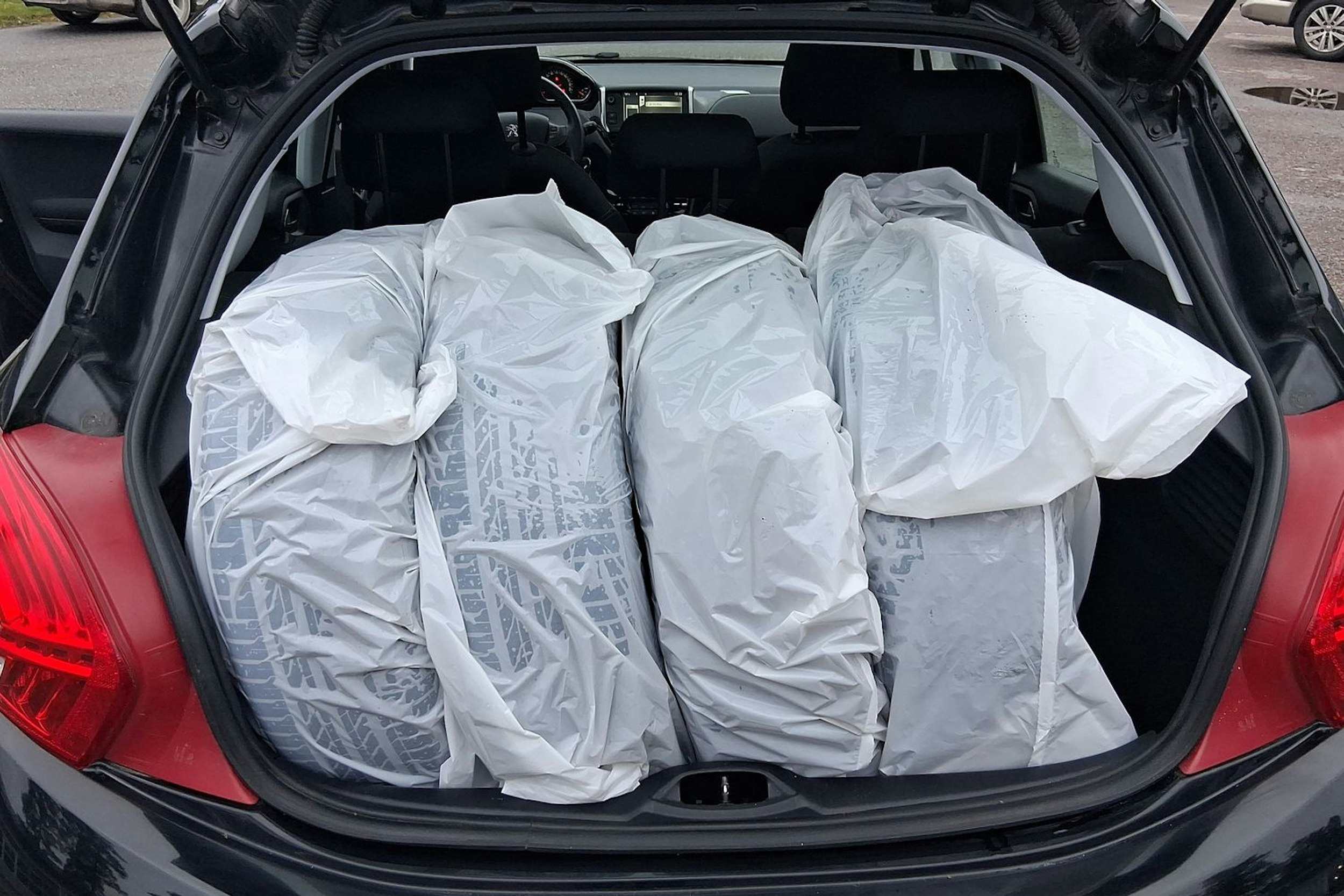 musta Peugeot 208 2014 kuva 12.