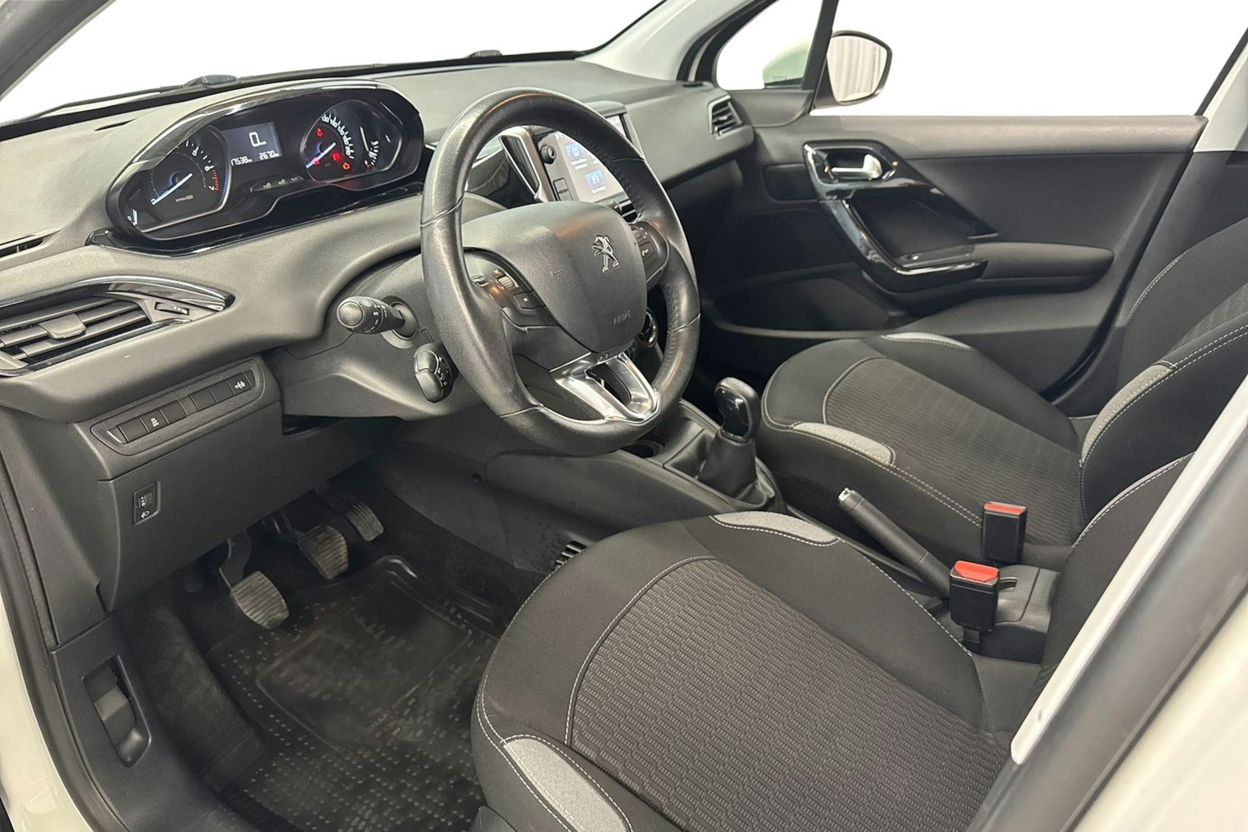 valkoinen Peugeot 208 2015 kuva 7.