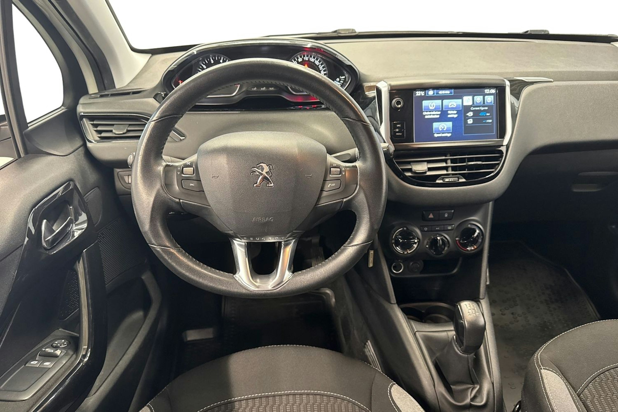 valkoinen Peugeot 208 2015 kuva 9.