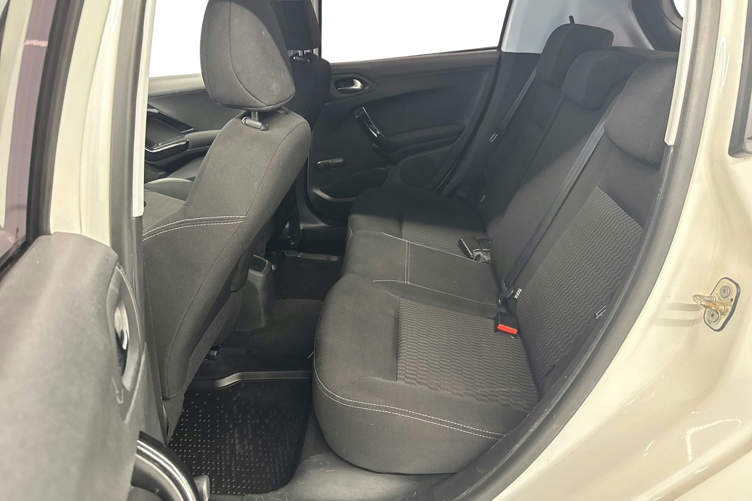 valkoinen Peugeot 208 2015 kuva 10.