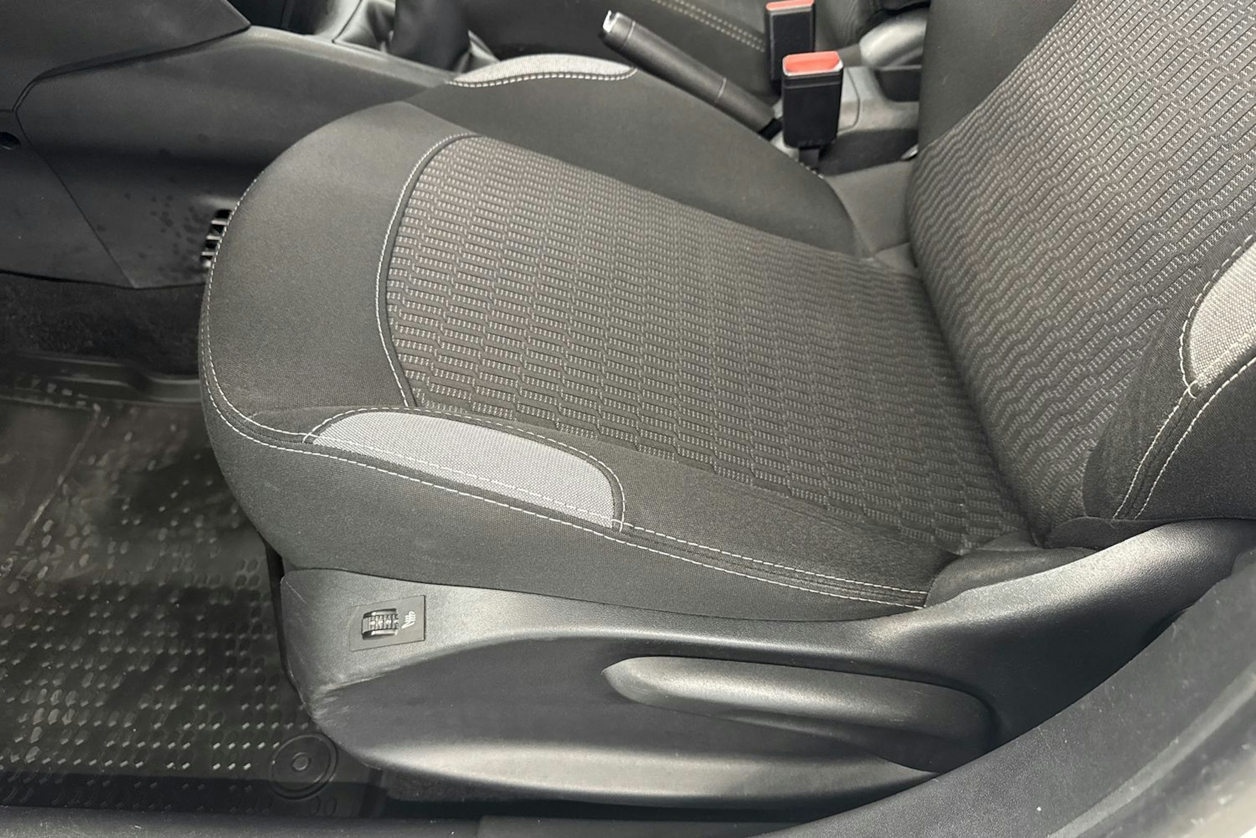 valkoinen Peugeot 208 2015 kuva 14.