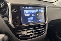valkoinen Peugeot 208 2015 kuva 15.