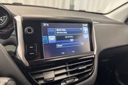 valkoinen Peugeot 208 2015 kuva 16.