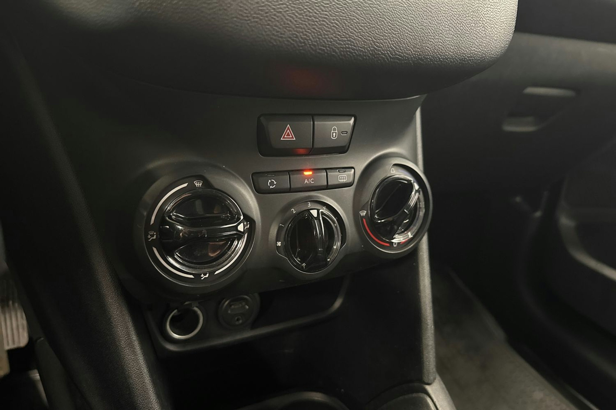 valkoinen Peugeot 208 2015 kuva 17.