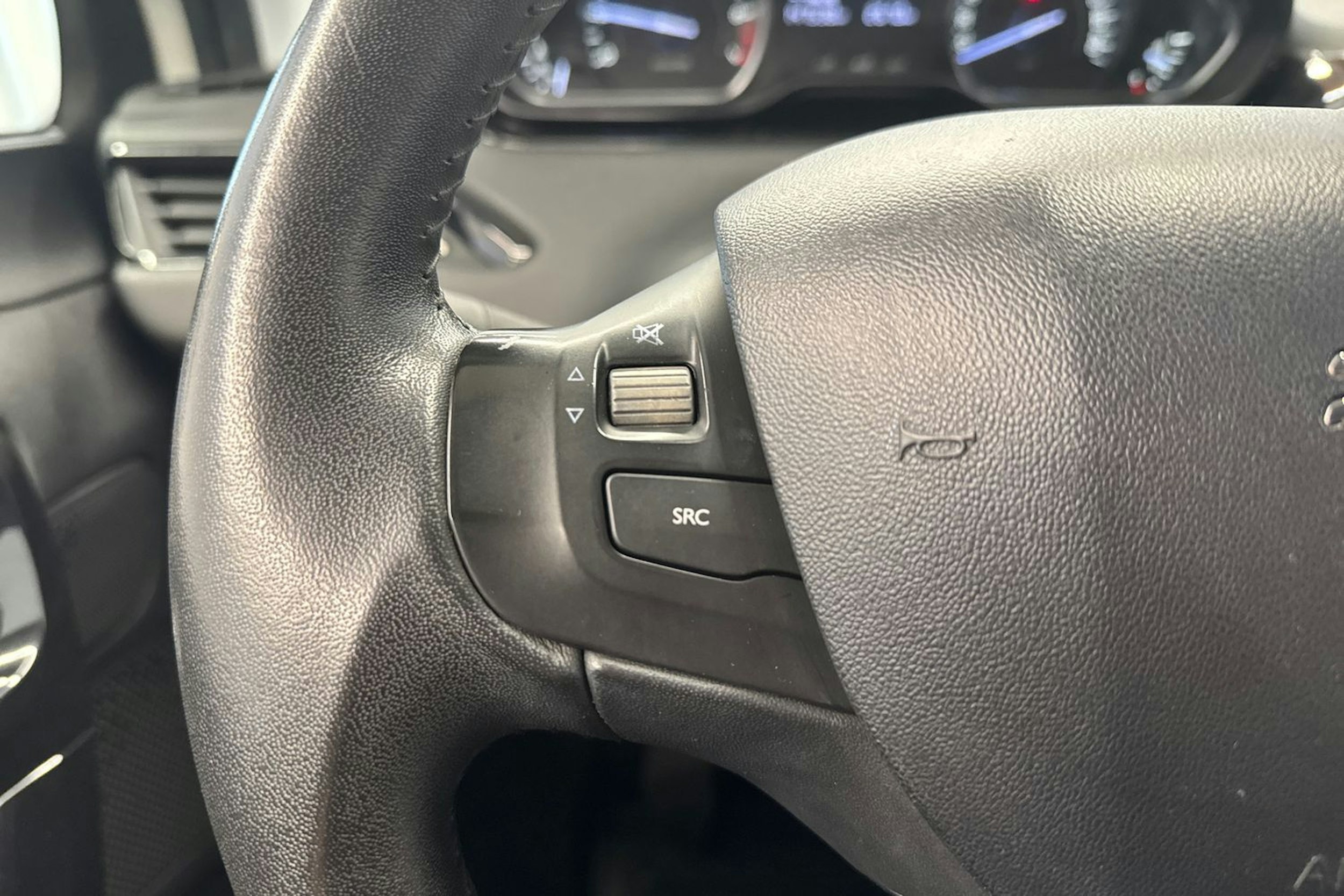 valkoinen Peugeot 208 2015 kuva 19.