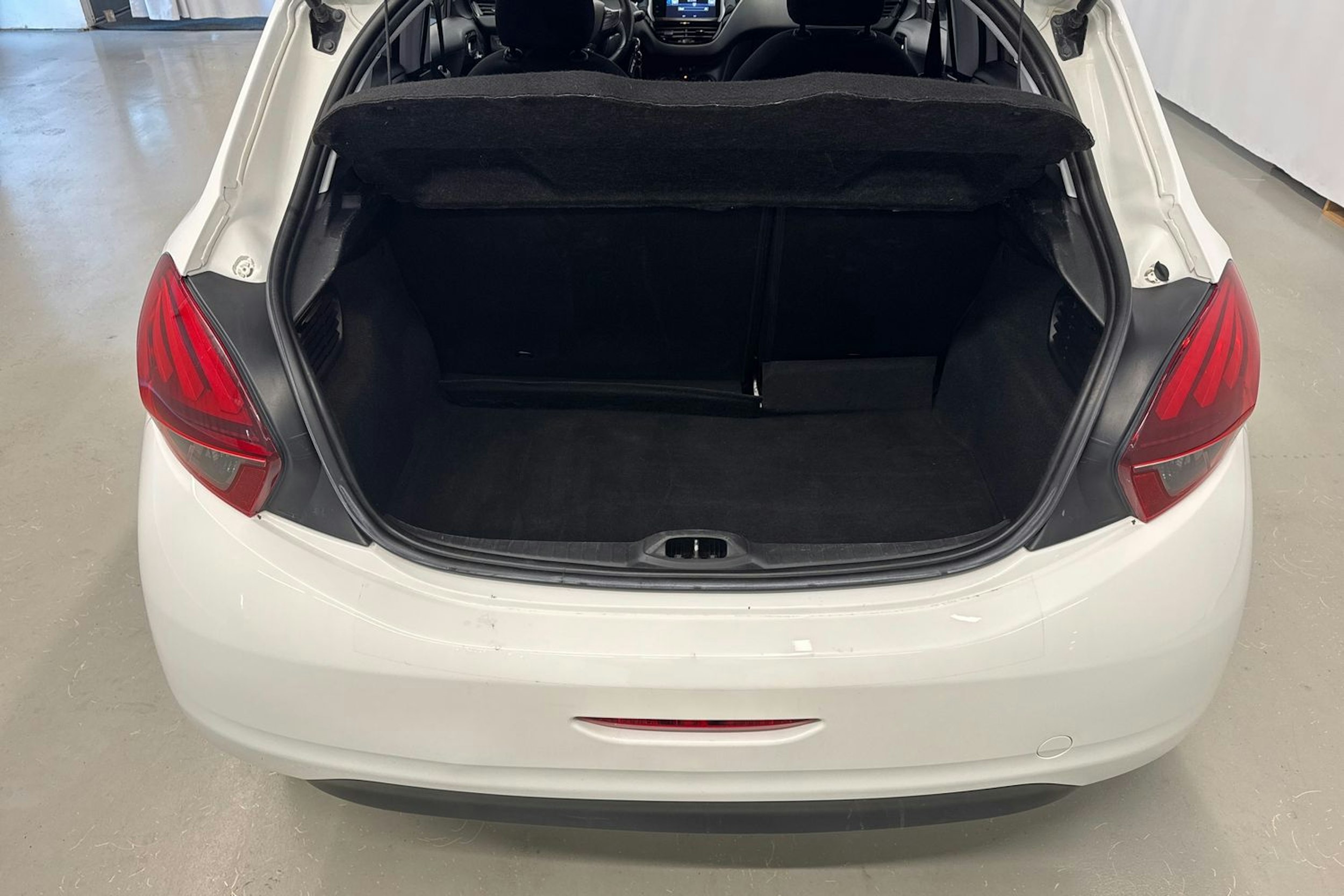 valkoinen Peugeot 208 2015 kuva 22.